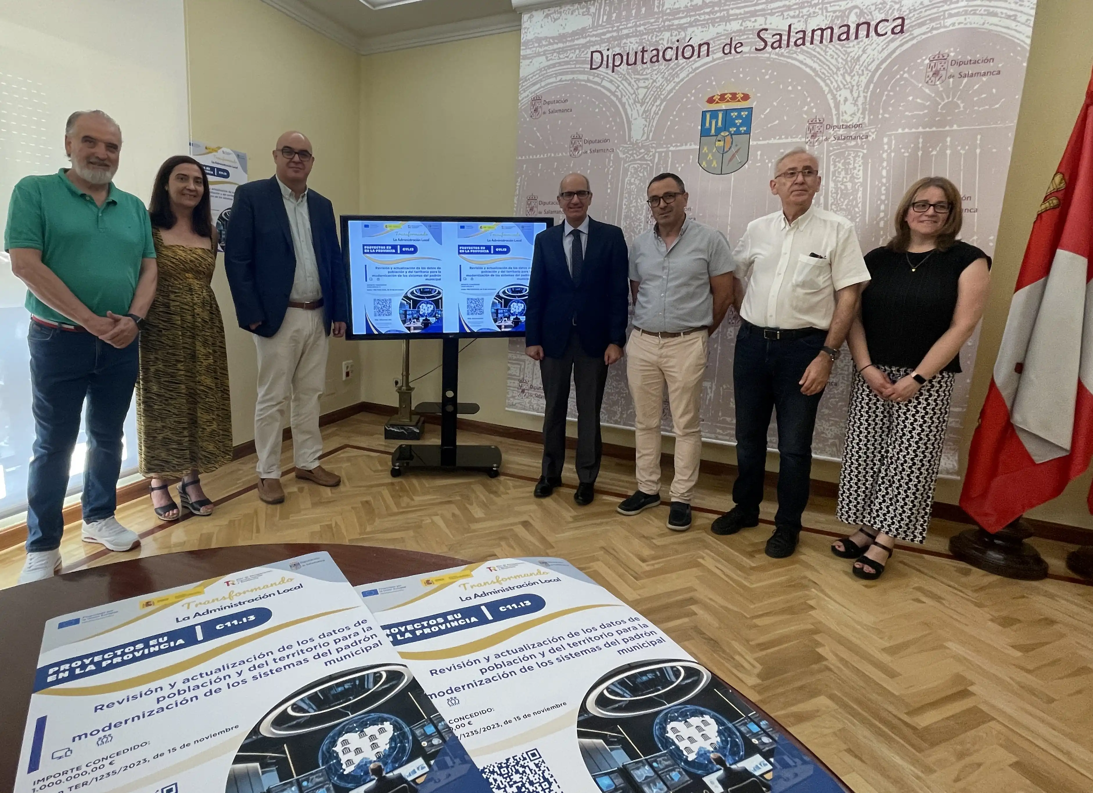 El presidente de la Diputación, Javier Iglesias, junto al diputado de presidencia, Carlos García, la presidenta del Colegio de Secretarios e Interventores de Salamanca, Mónica González, y el gerente de Tragsa en Salamanca, Roberto Ocón y el Jefe de Actuaciones y proyectos de Tragsatec, Ángel Díez y Esther Soler, de Tragsatec.