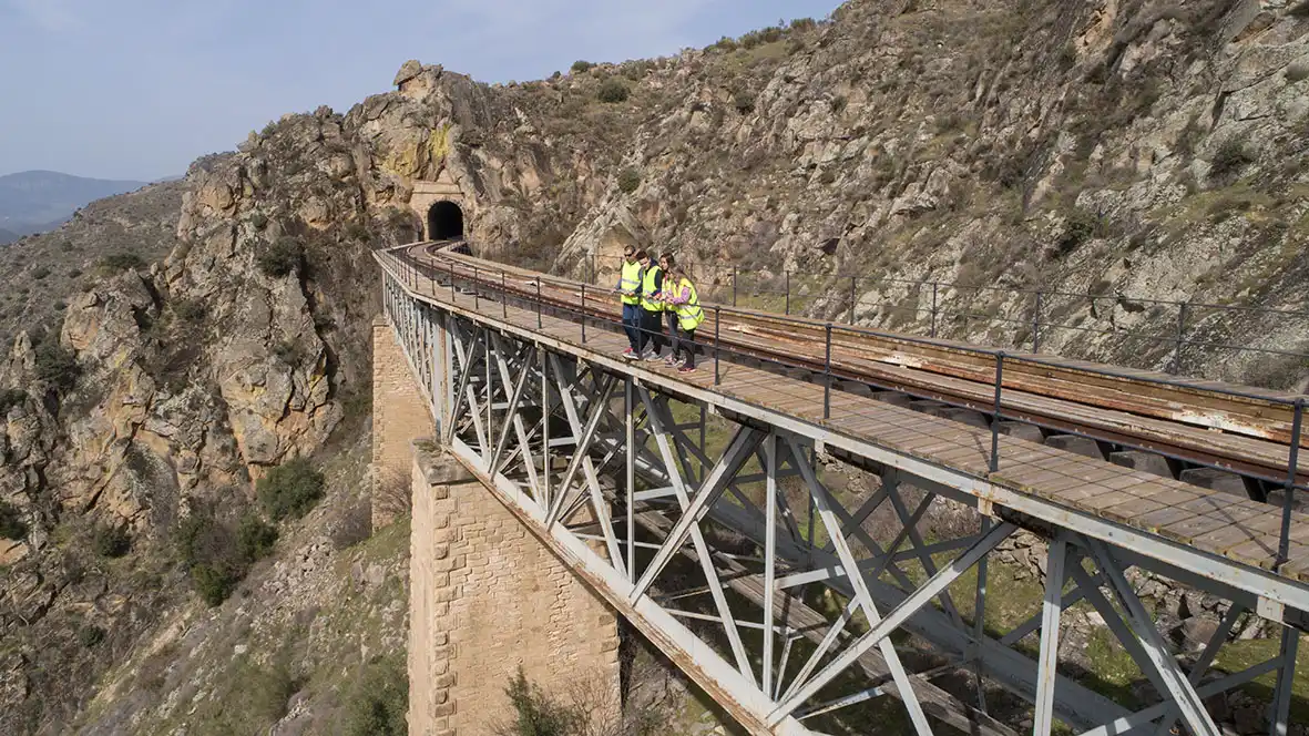 Imagen de uno de los puentes del recorrido del Camino de Hierro