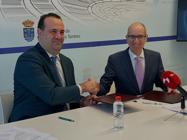 El Presidente de la Diputación de Salamanca y el Alcalde de Santa Marta de Tormes, Javier Iglesias y David Mingo respectivamente, firmaron el convenio de colaboración económica que permitirán mejorar el sistema de abastecimiento de agua potable del municipio trastormesino