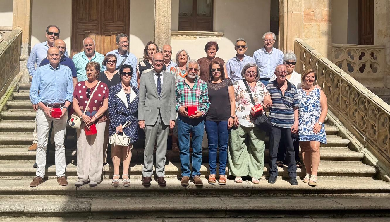 Javier Iglesias junto a los trabajadores jubilados de 2025