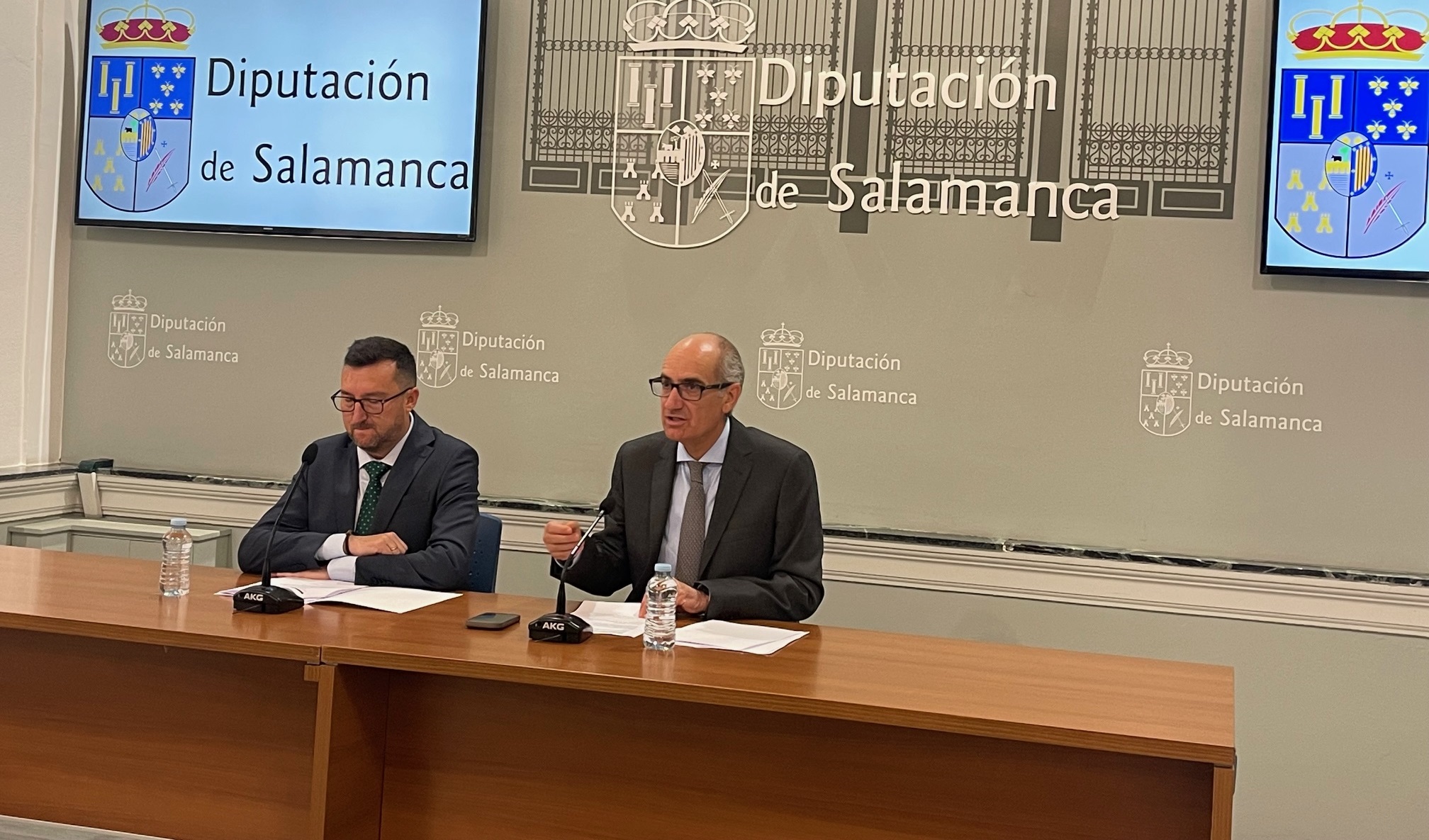 El presidente de la Diputación de Salamanca, Javier Iglesias, y el diputado de Asistencia a Municipios, Santiago Castañeda.