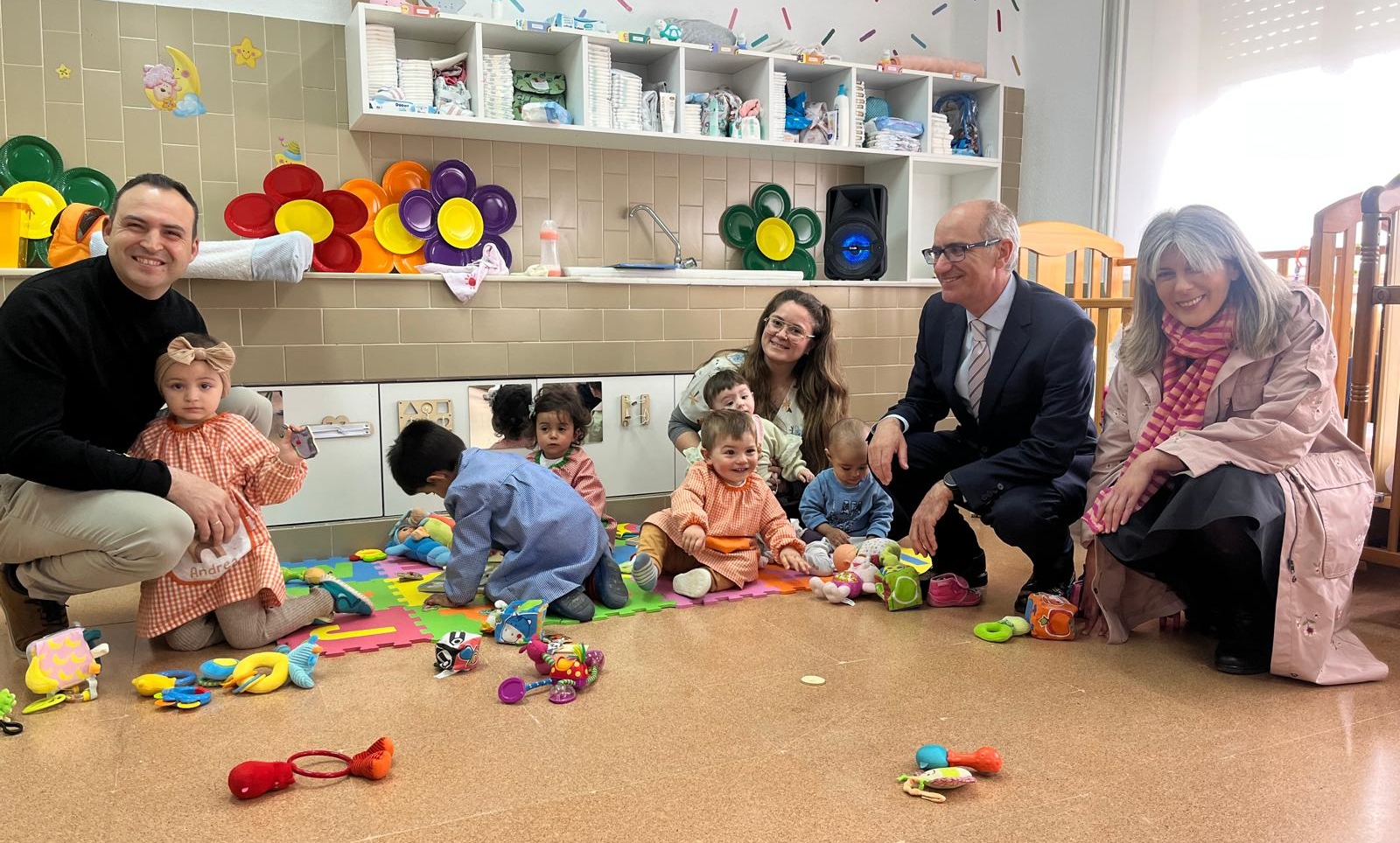 El presidente de la Diputación de Salamanca, Javier Iglesias, y la diputada de Bienestar Social y Juventud, Eva Picado, durante la visita al centro infantil.