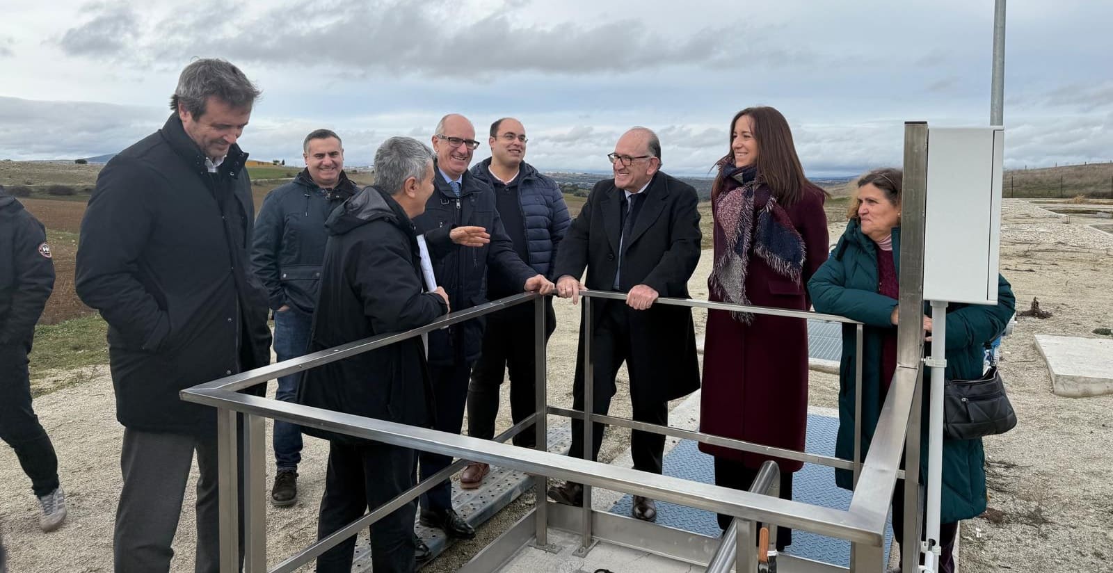 Imagen de autoridades durante la visita a la depuradora