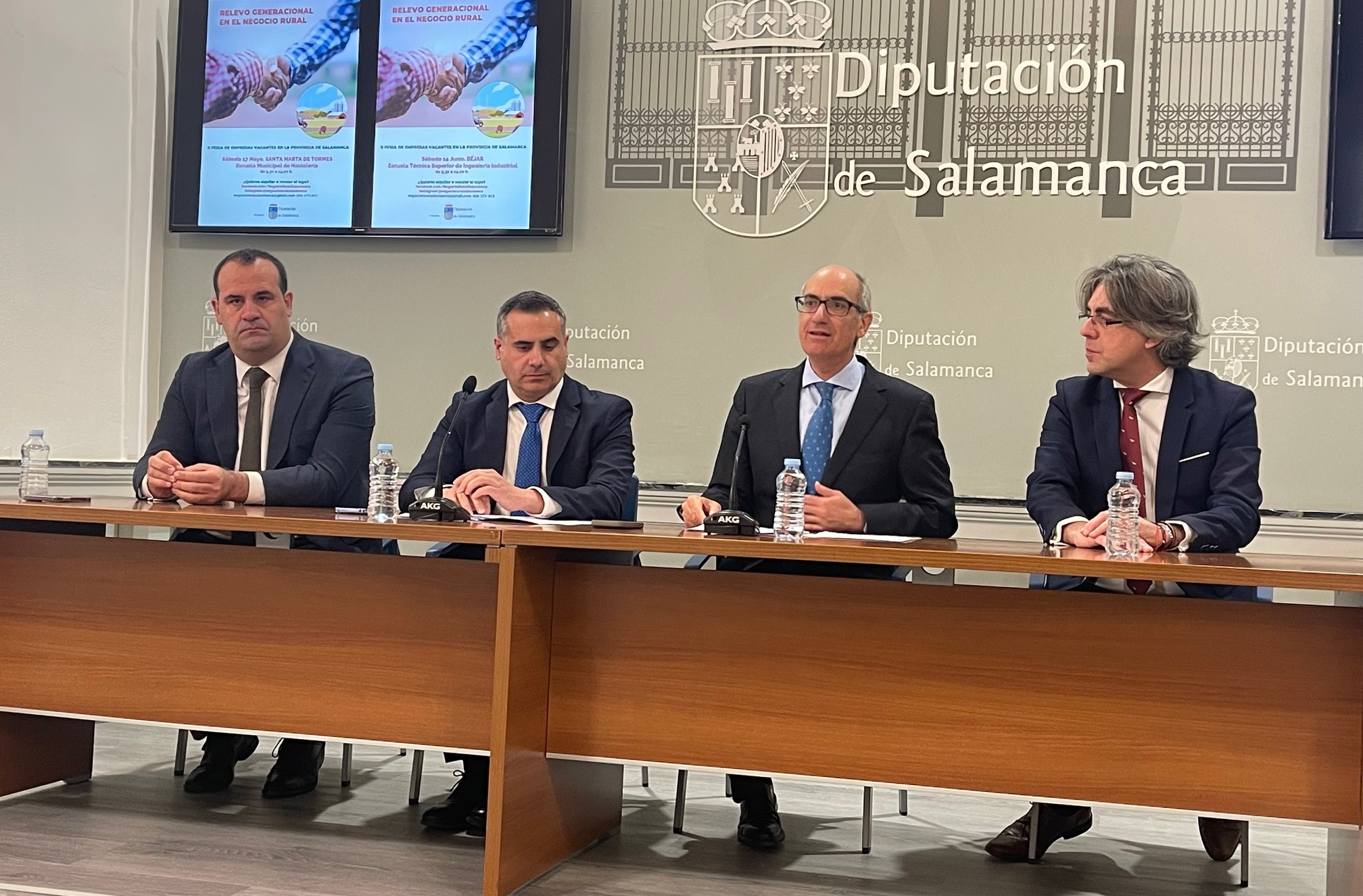 El presidente de la Diputación de Salamanca, Javier Iglesias, el diputado de empleo, Antonio Labrador, y los alcaldes de ambos municipios, David Mingo y Luis Francisco Martín
