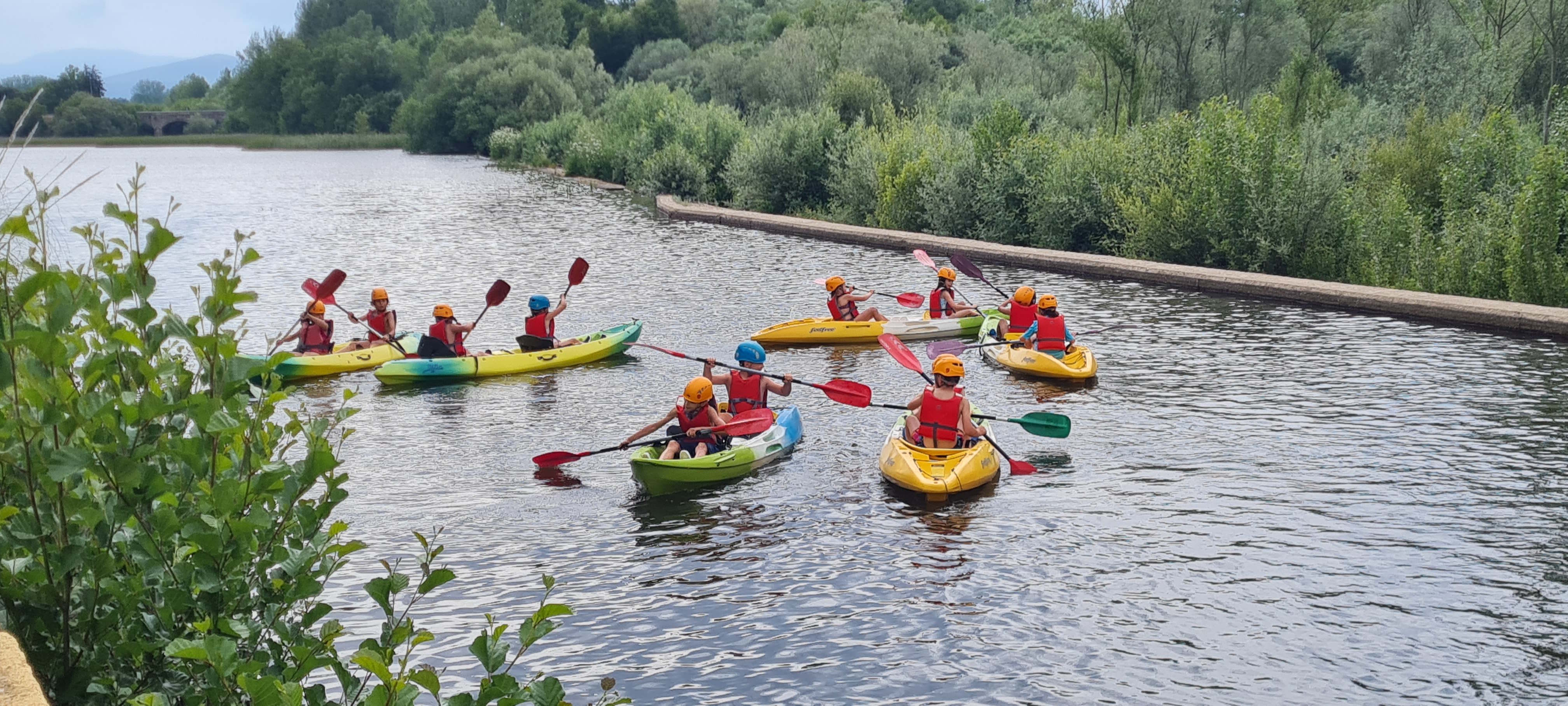 Participantes en una actividad con piraguas