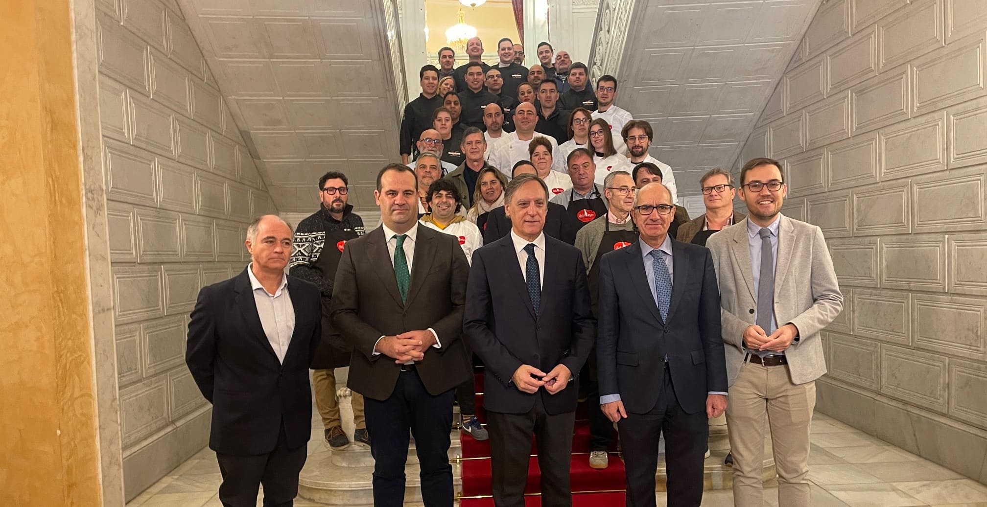 Foto de familia en las escaleras del Ayuntamiento de Salamanca