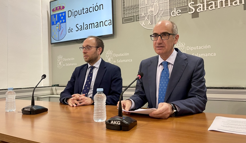 El presidente de la Diputación de Salamanca, Javier Iglesias, y el diputado de Economía y Hacienda, Marcos Iglesias.