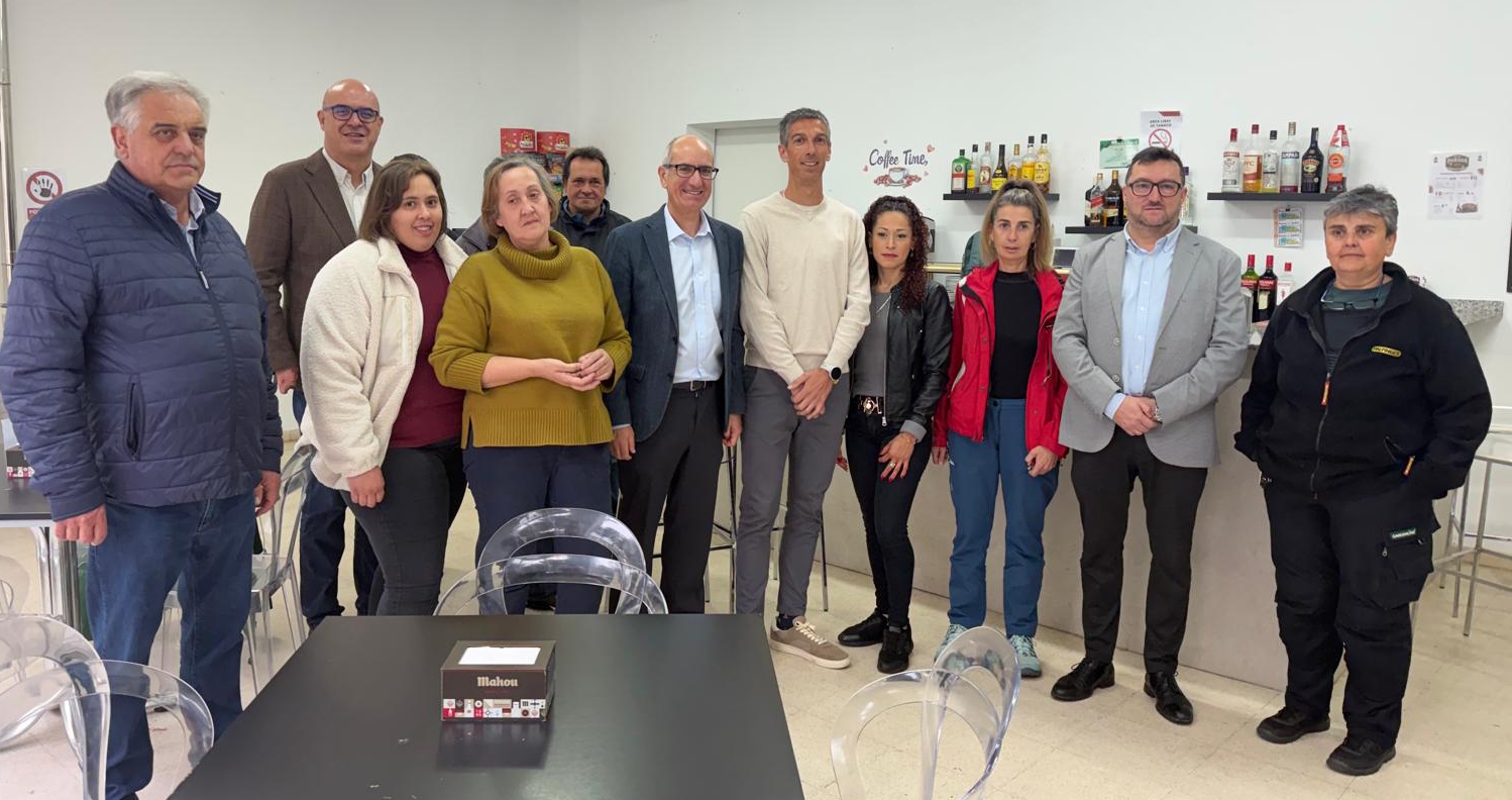 Autoridades y vecinos de Parada de Rubiales en el nuevo bar del municipio