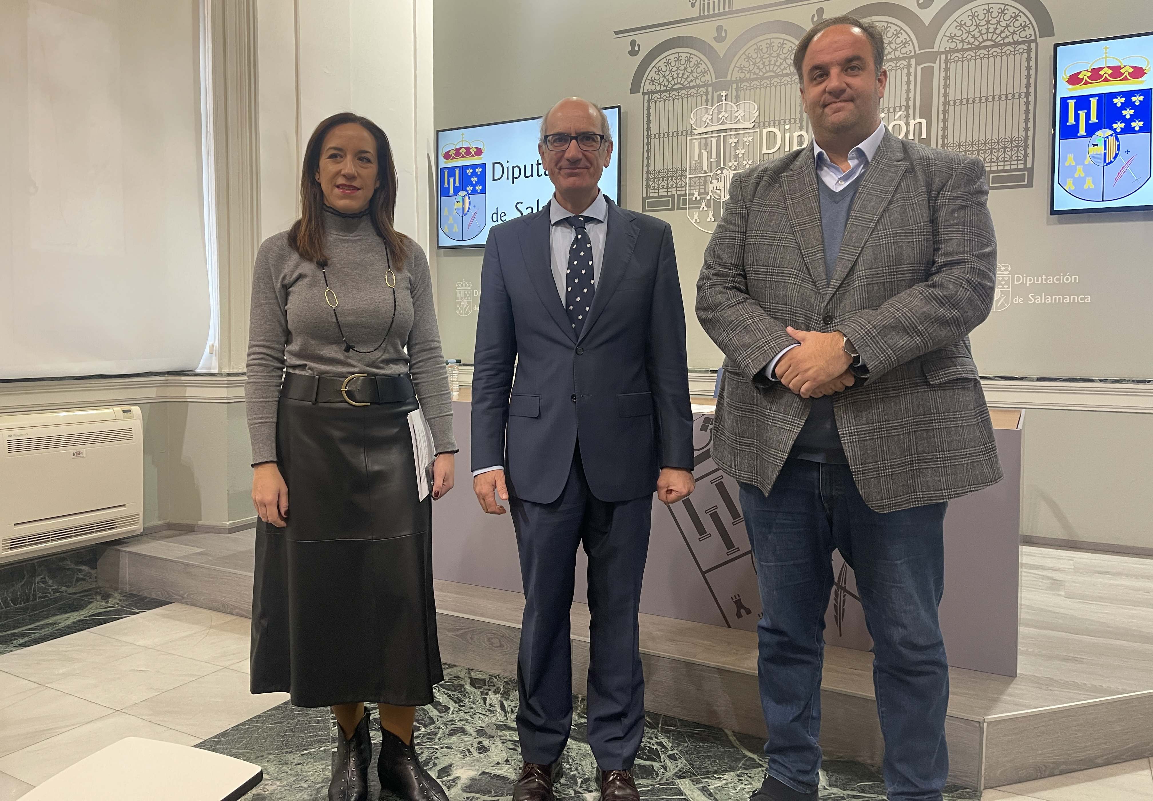 El presidente de la Diputación de Salamanca, Javier Iglesias, y los los diputados de Medio Ambiente y Protección Civil, Pilar Sánchez y Roberto Martín.