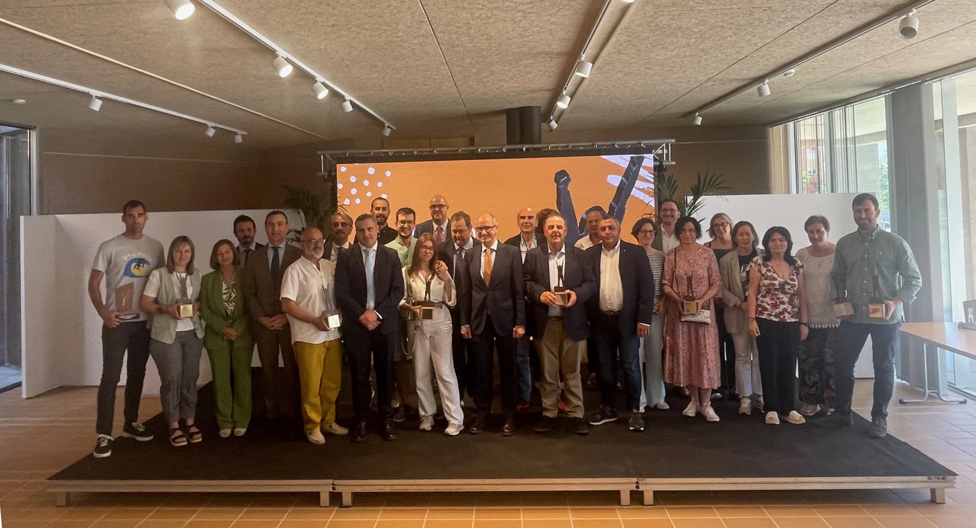 Foto de familia de autoridades y premiados en los XIV Premios Emprendedores