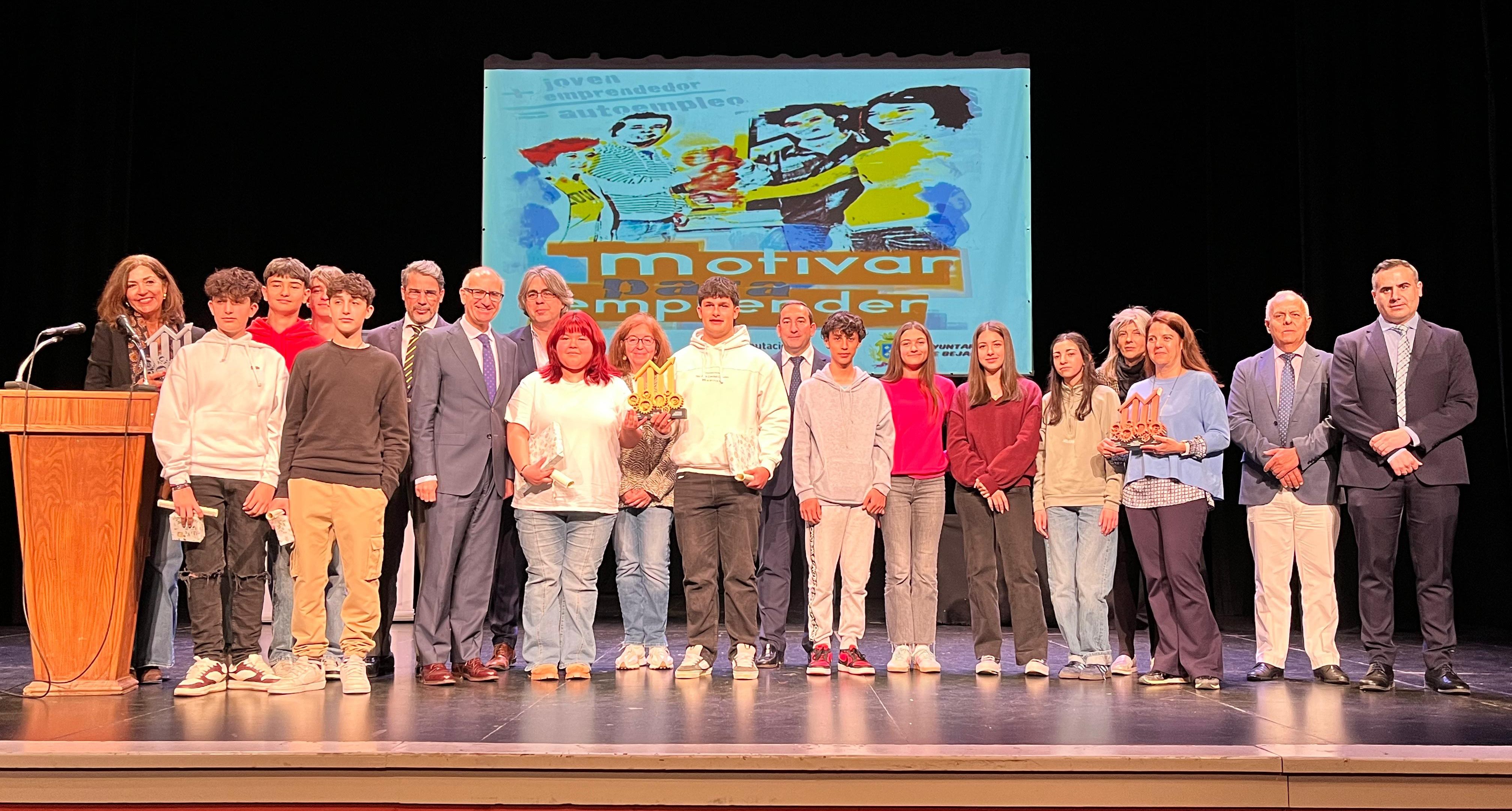 Foto de familia de autoridades y premiados del XVI Concurso Escolar Motivar para Emprender
