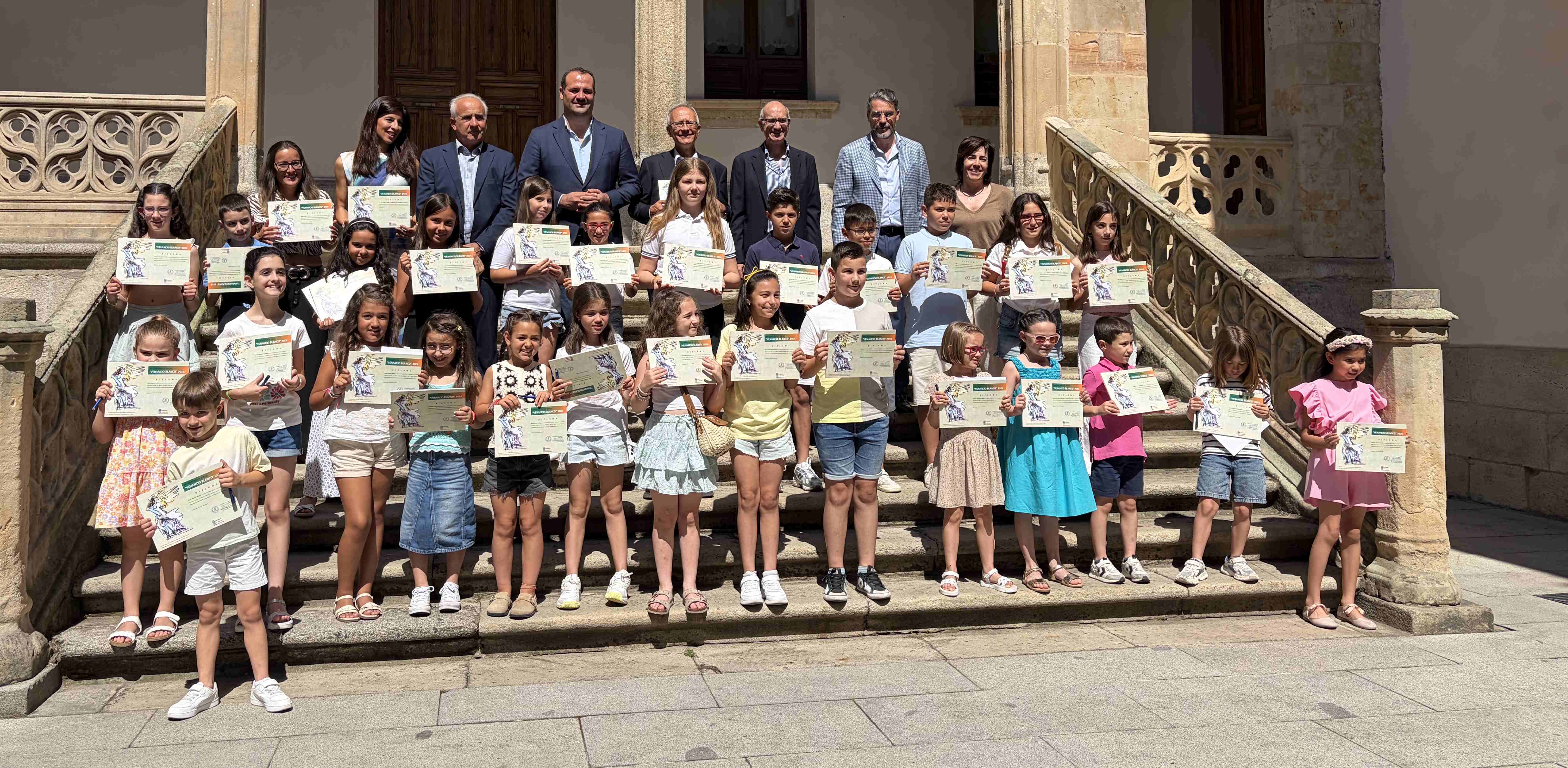 Autoridades junto a los 30 alumnos premiados