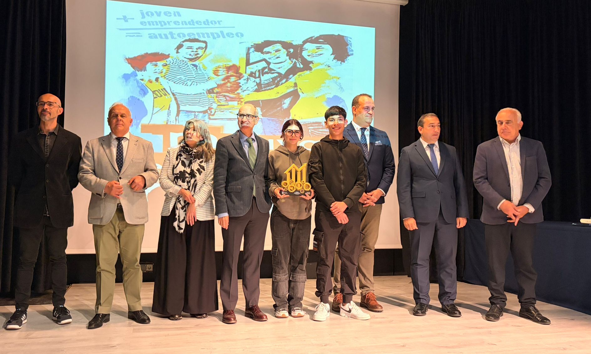 Autoridades con dos de los premiados