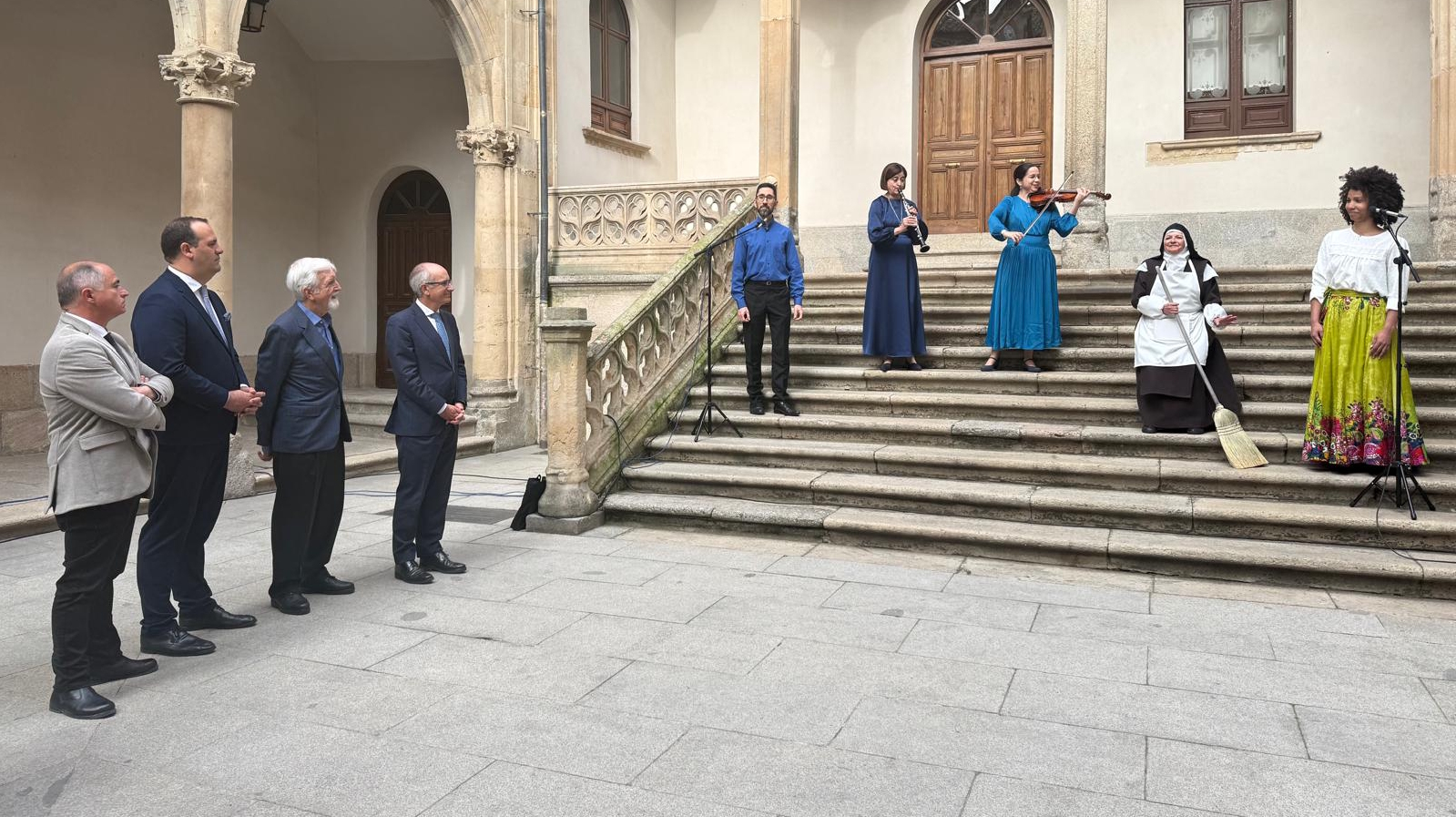 Autoridades visualizan un fragmento de la obra