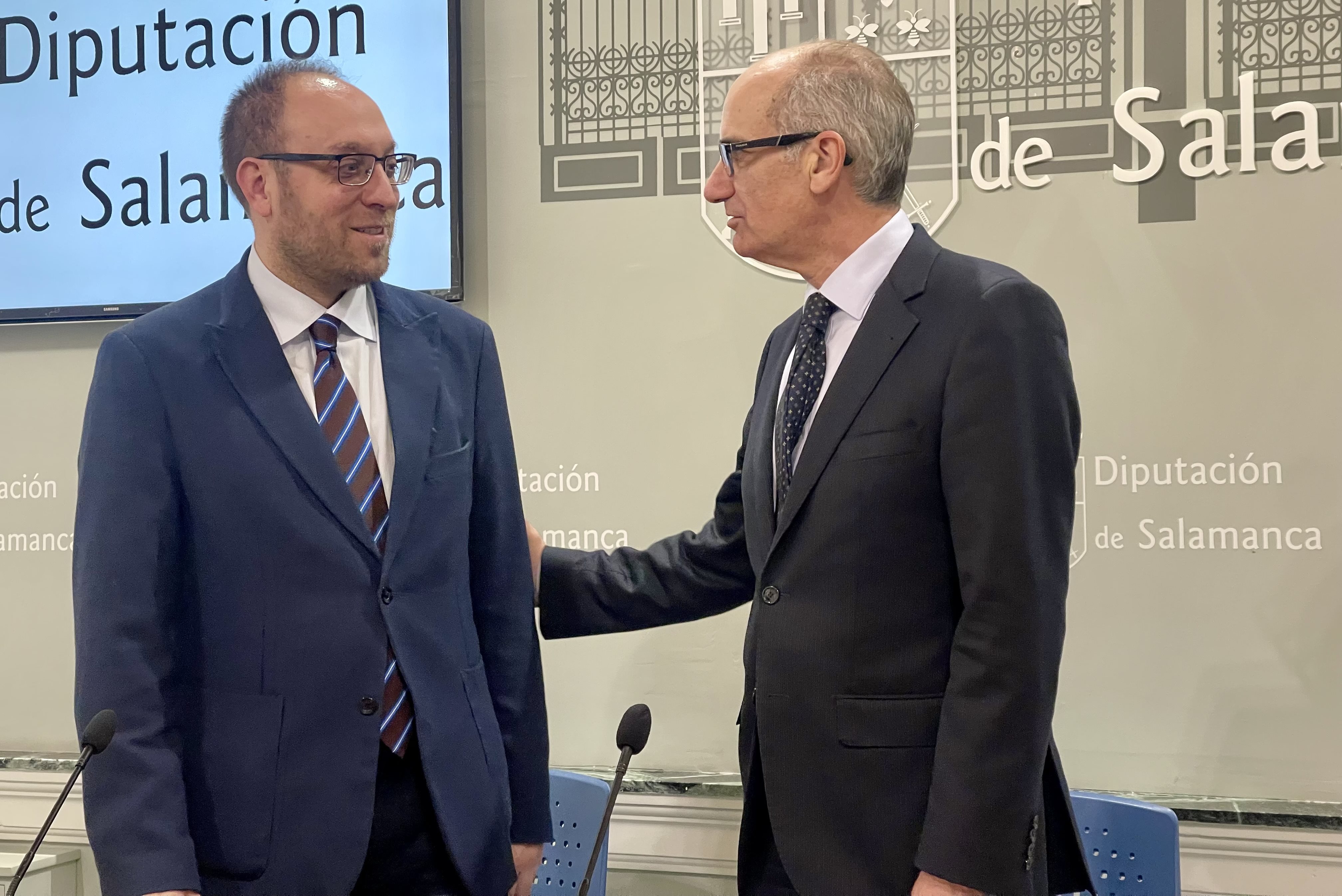 El presidente de la Diputación de Salamanca, Javier Iglesias, y el diputado de Economía, Marcos Iglesias.