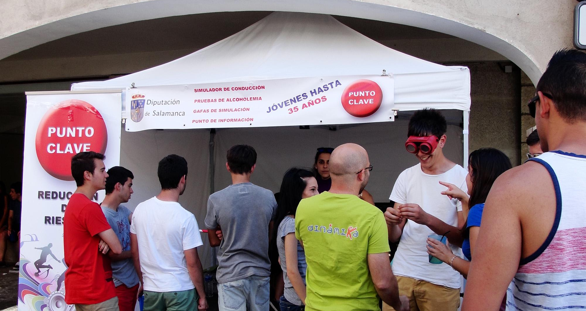 Jóvenes en un stand de Punto Clave
