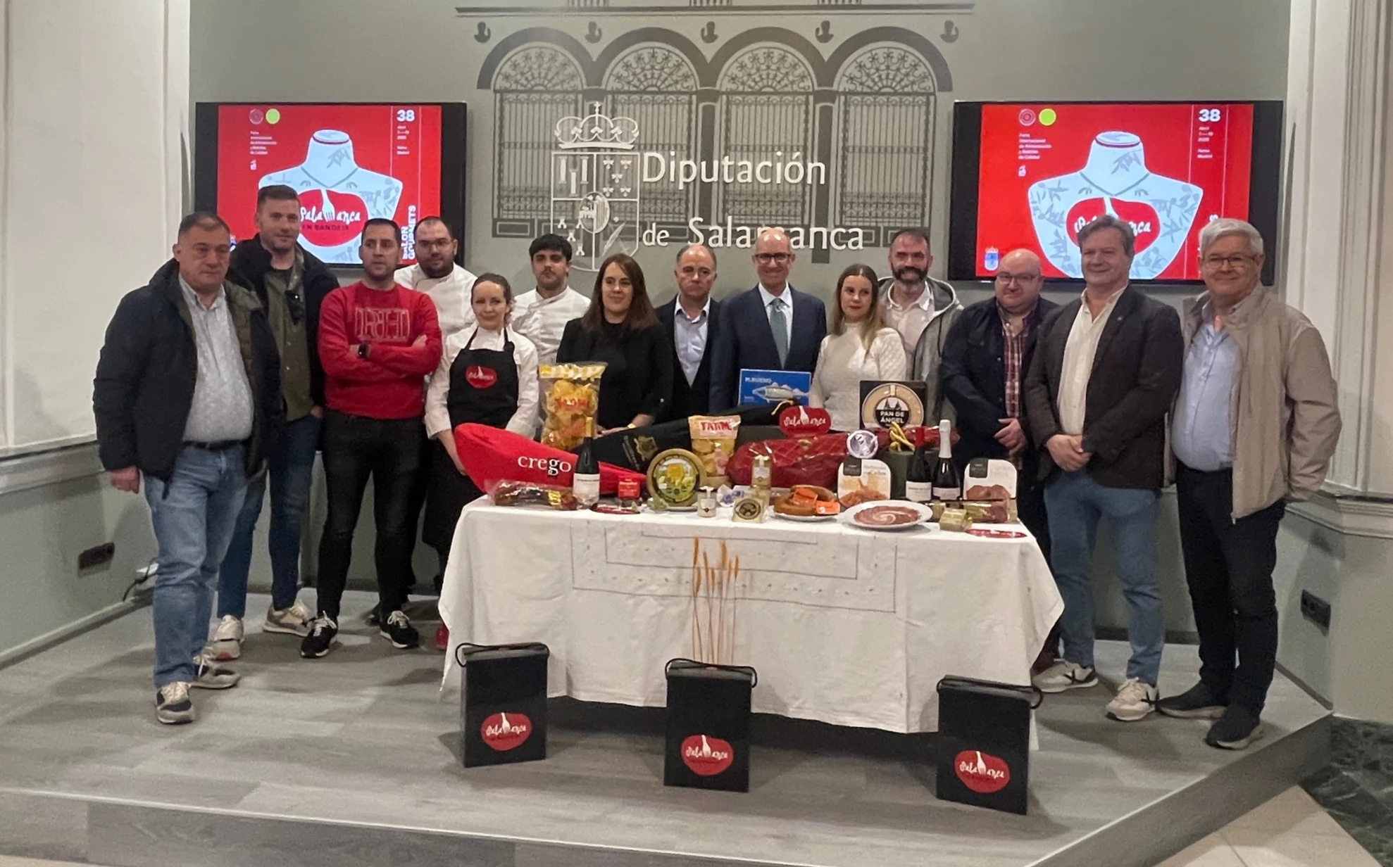 Foto de familia de autoridades y socios de Salamanca en Bandeja participantes en el Salón Gourmets.