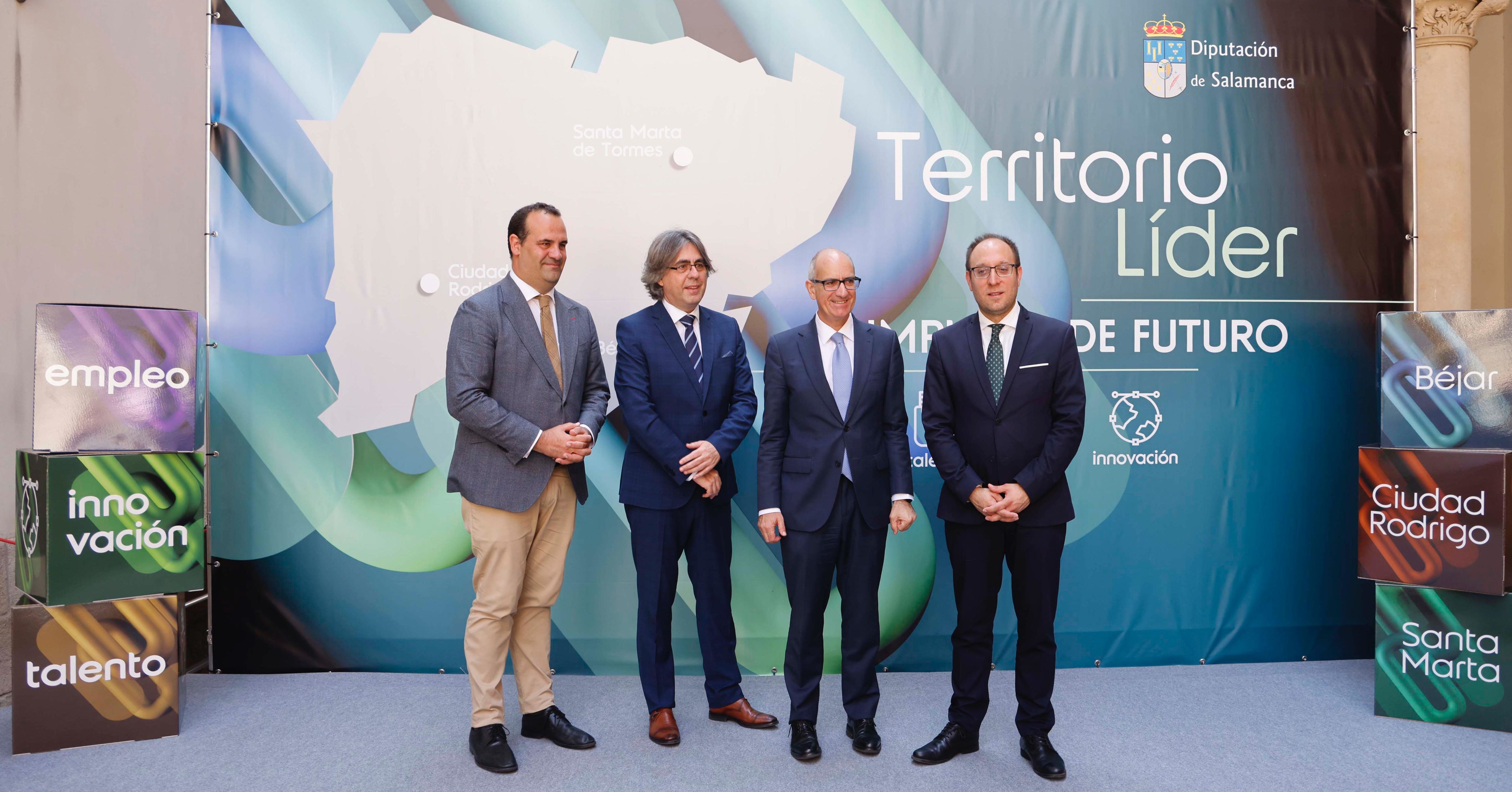 El presidente de la Diputación de Salamanca, Javier Iglesias, y los alcaldes de Béjar, Ciudad Rodrigo y Santa Marta.