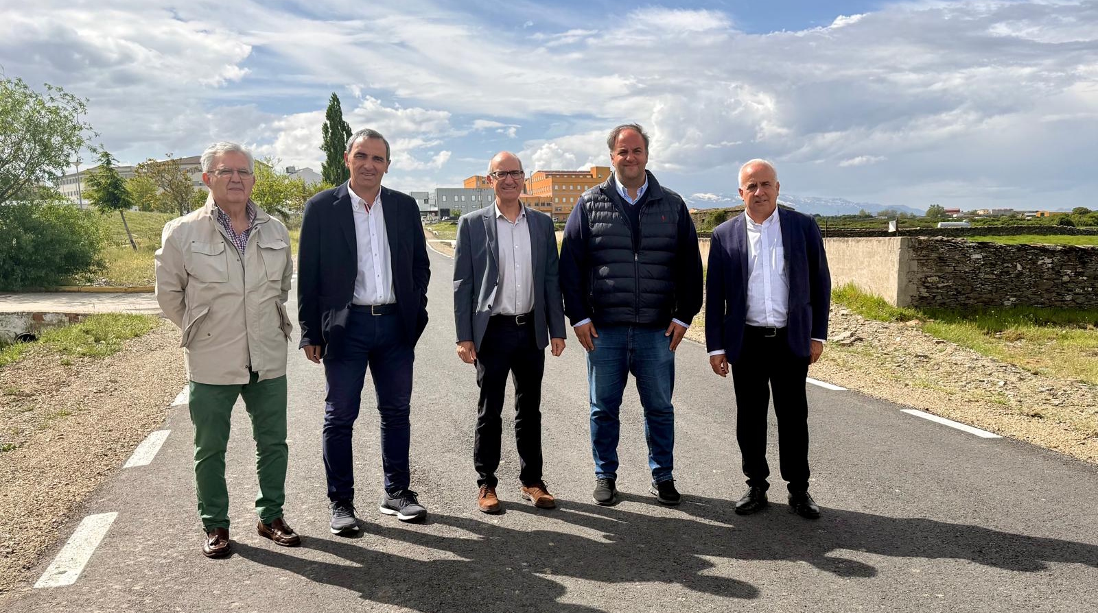 Autoridades en la visita a la carretera DSA-206