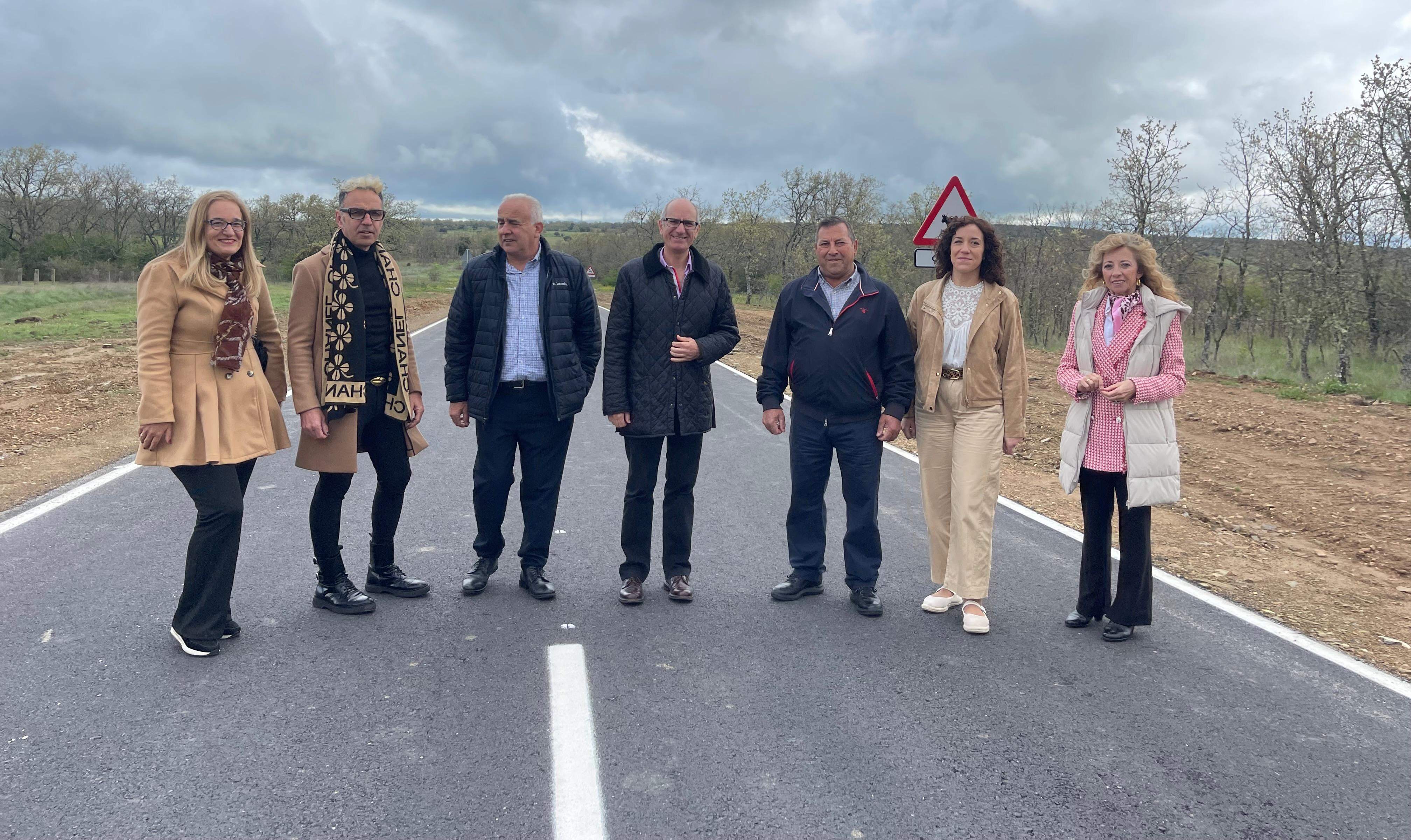 Imagen de la visita del presidente de la Diputación a las obras de la DSA-204.