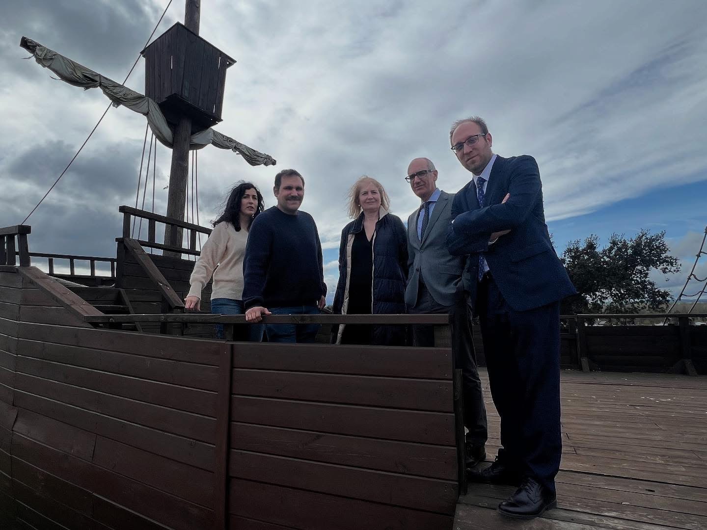 Imagen de la visita del presidente de la Diputación a los estudios de cine Rodriwood.