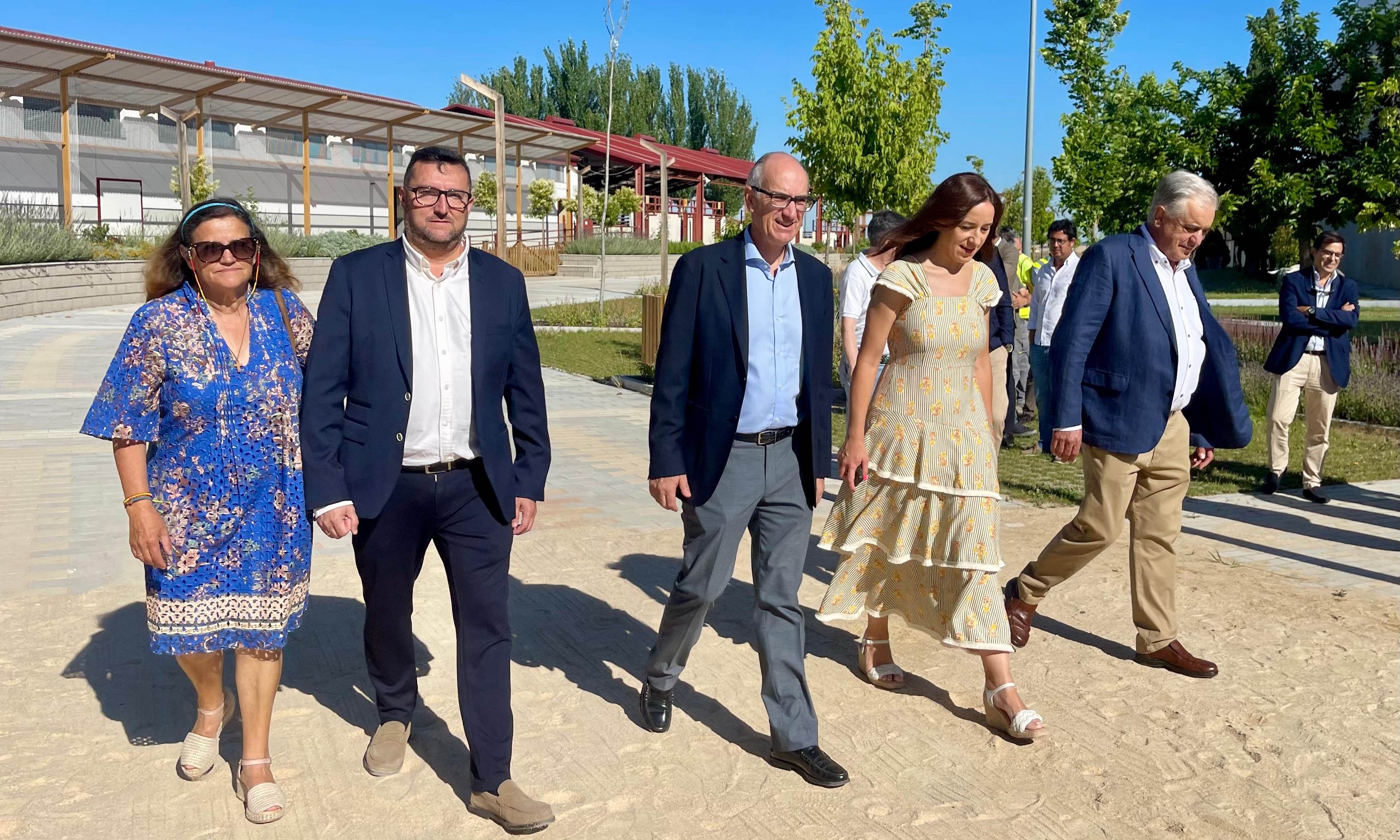 Javier Iglesias pasea por el Recinto Ferial junto a diputados