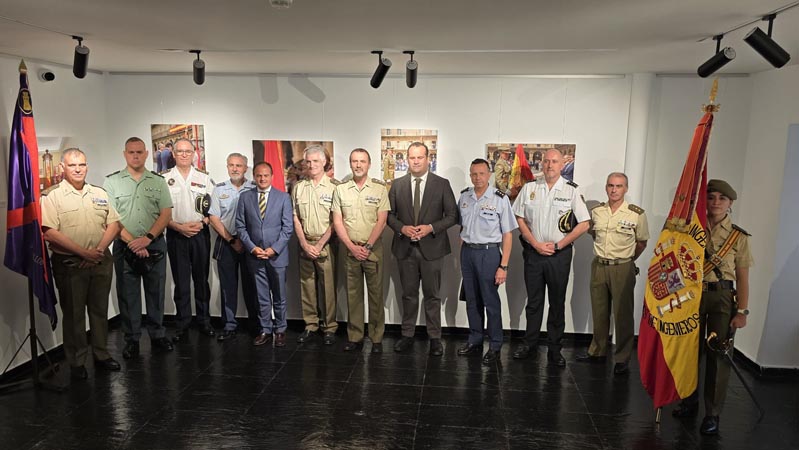 La Diputación inaugura una exposición que conmemora el décimo aniversario de la renovación de la Enseña Nacional del Regimiento de Ingenieros