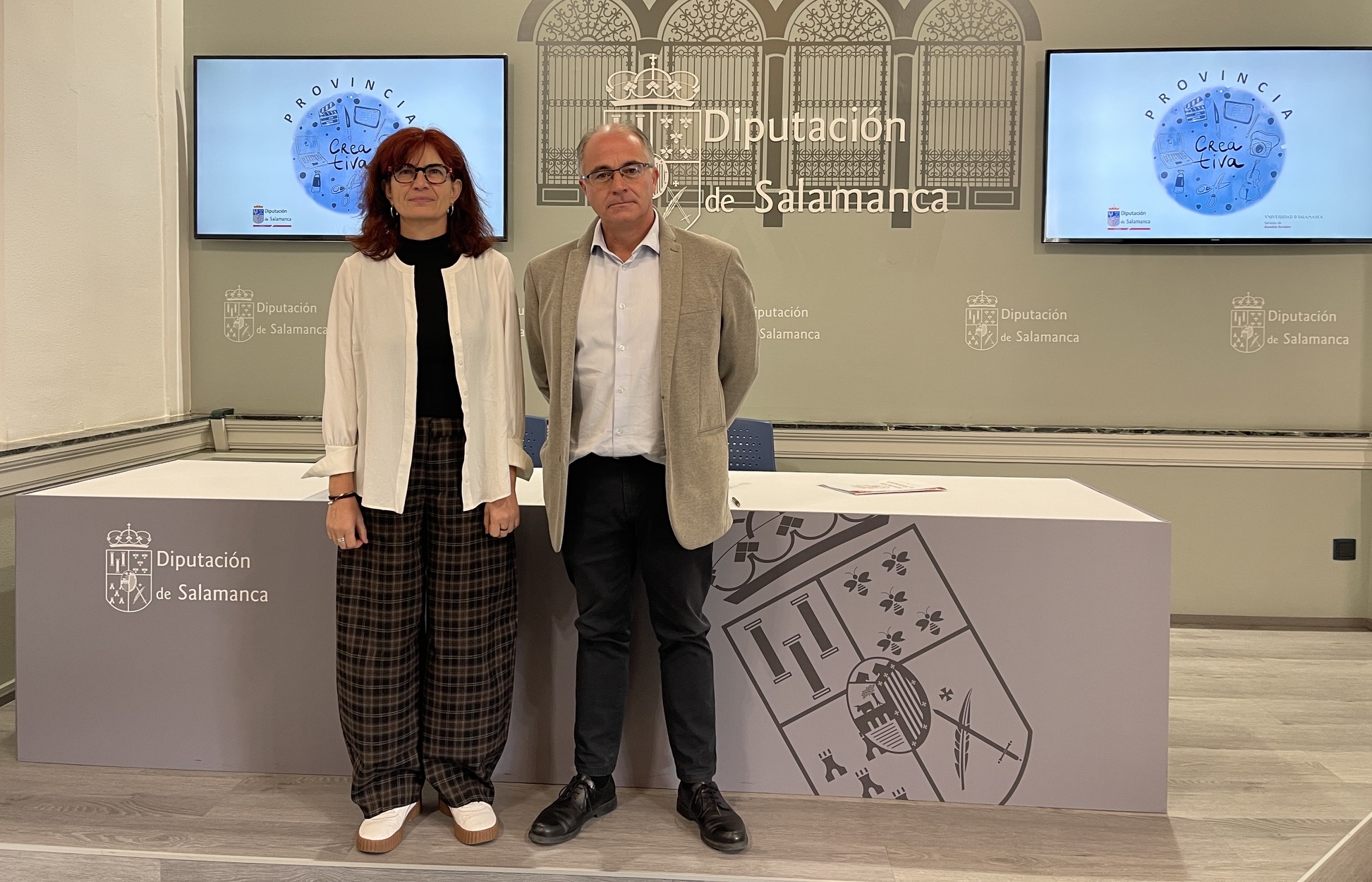 El diputado de Cultura, Juan Carlos Zaballos, y la vicerrectora de Estudiantes, Inclusión Igualdad y Compromiso Social, Marta Gutiérrez