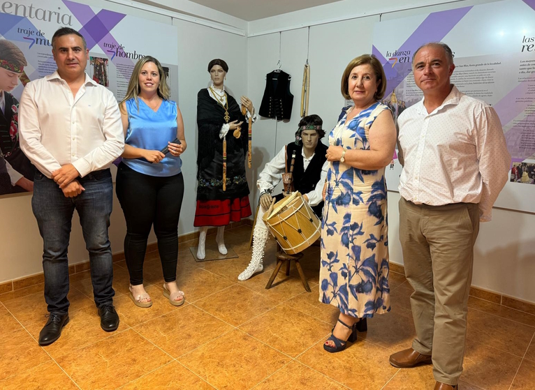 Los diputados de turismo, Juan Carlos Zaballos, y el diputado coordinador del Plan de Sostenibilidad Turística de la Sierra de Francia, Antonio Labrador, la subdelegada del gobierno en Salamanca, Rosa López, y la alcaldesa, Elena Nieto.