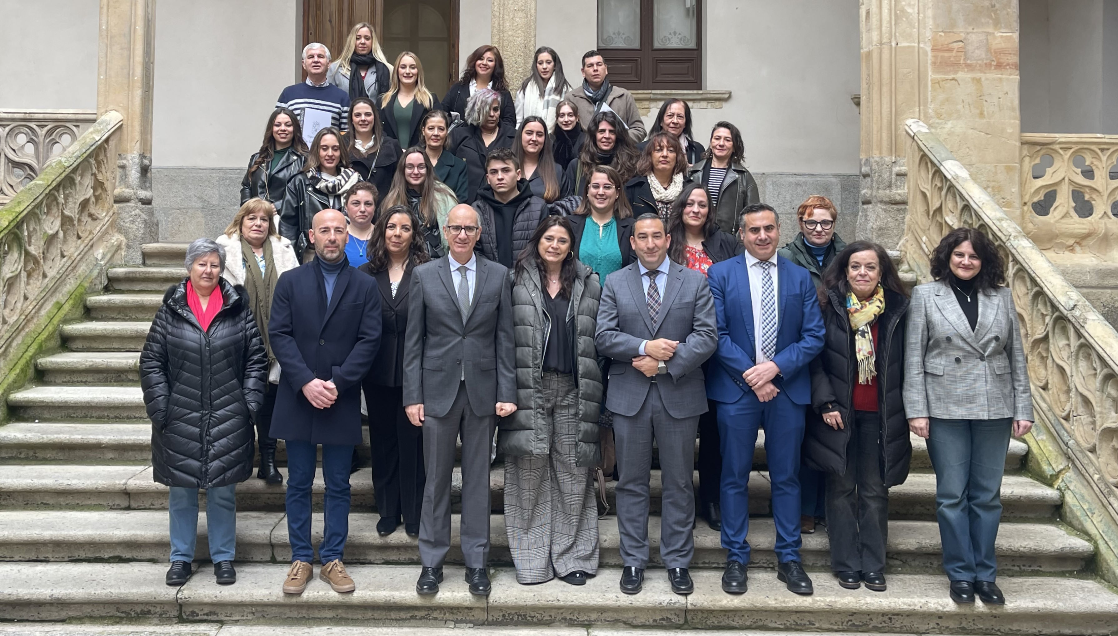 Foto de familia de autoridades y alumnos participantes