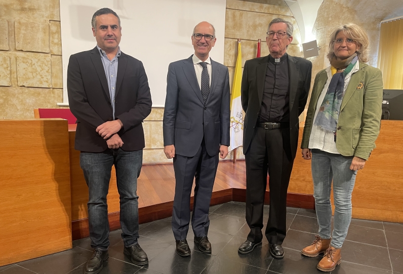Firma convenio de colaboración contratación egresados UPSA.