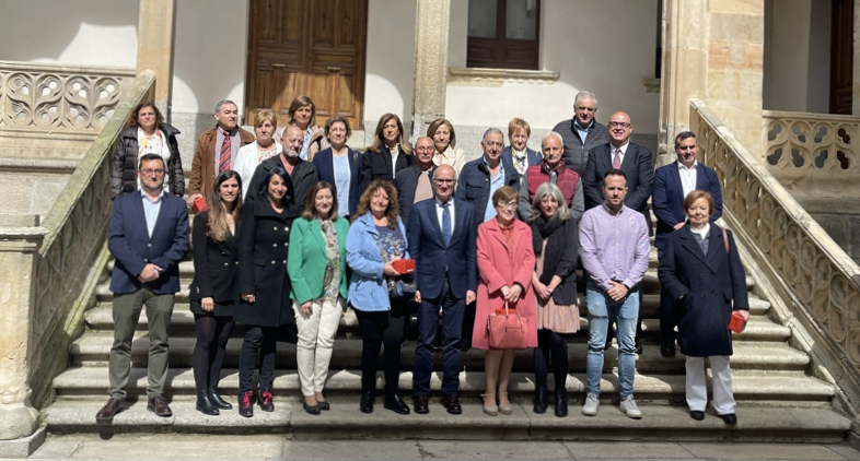 Foto de familia del equipo de gobierno y de los trabajadores jubilados.