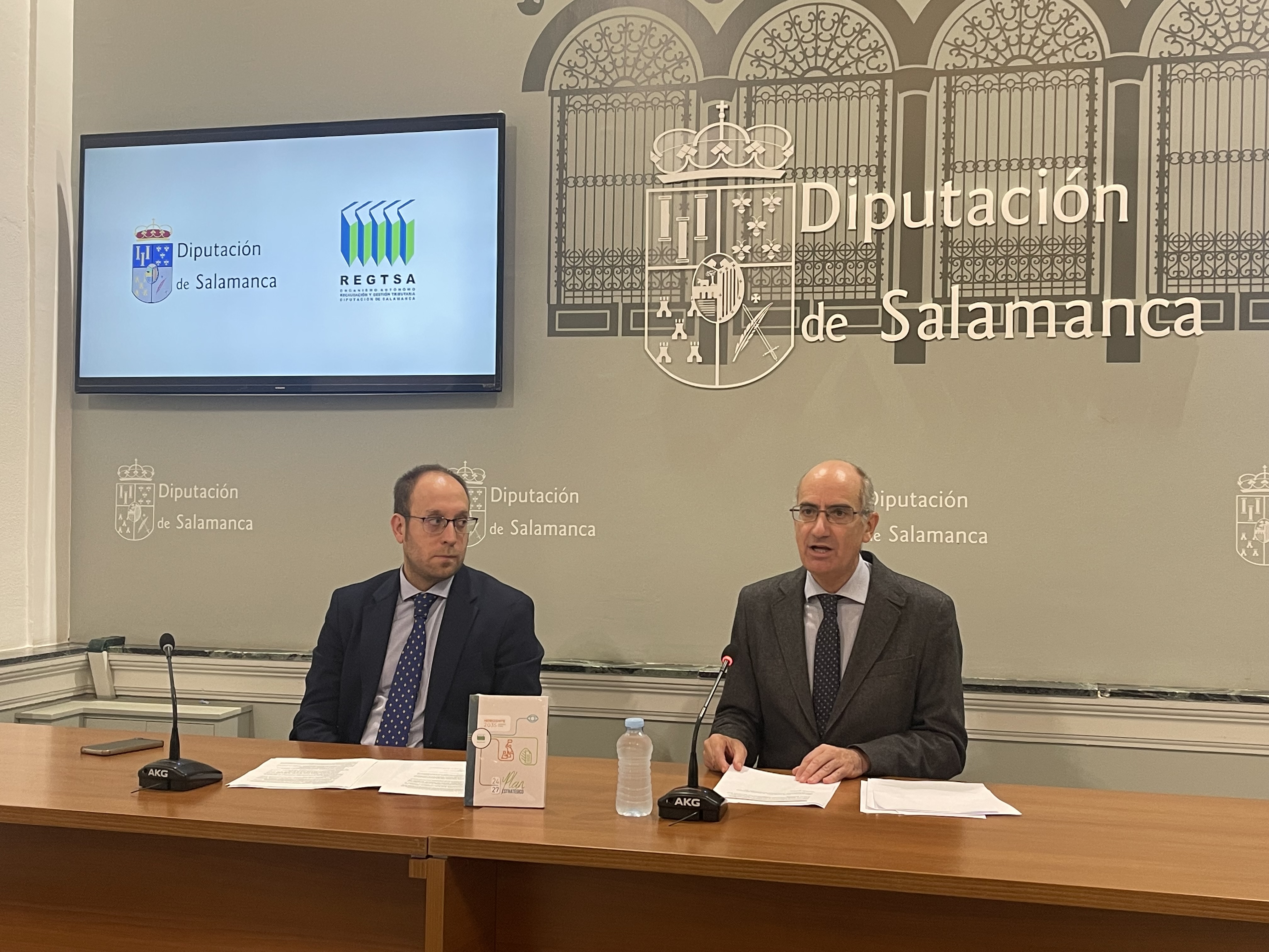 El presidente de la Diputación de Salamanca, Javier Iglesias y el diputado de Economía y Hacienda, Marcos Iglesias, presentaron el Plan Estratégico de REGTSA (Organismo Autónomo de Recaudación de Impuestos), que se ha elaborado para un marco temporal que va hasta 2035.