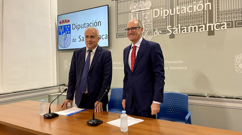 El presidente de la Diputación de Salamanca, Javier Iglesias, y el diputado de Carreteras, Jesús María Ortiz.