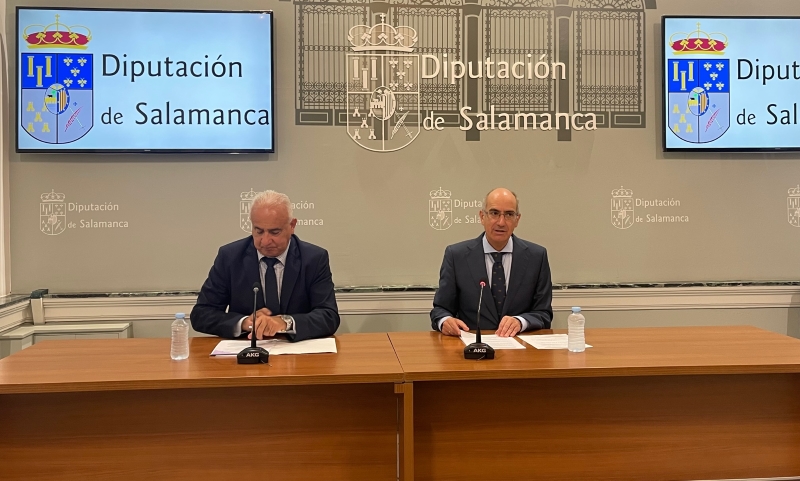 El presidente de la Diputación de Salamanca, Javier Iglesias, acompañado por el diputado de Carreteras, Jesús María Ortiz.