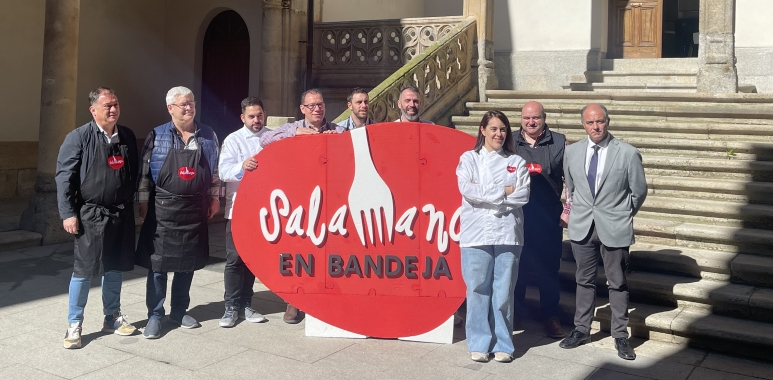El diputado de Turismo, Juan Carlos Zaballos, y algunos de los socios participantes en el Salón Gourmets 2024.