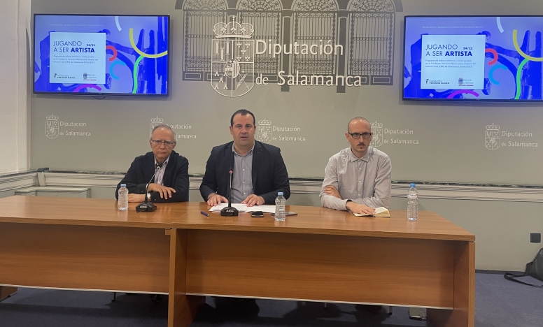 El diputado de cultura, David Mingo, el presidente de la Fundación Venancio Blanco, Francisco Blanco, y el responsable de docencia de la Fundación, Álvaro Santamaría.