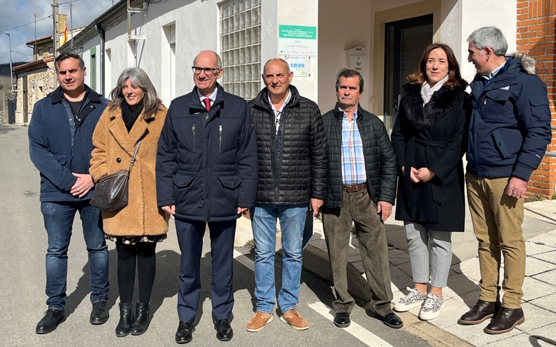 Autoridades en la visita a las obras realizadas en el CEAS de Linares con Fondos Next Generation