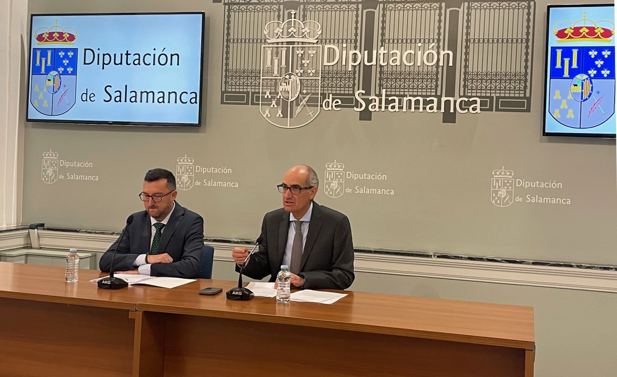 El presidente de la Diputación de Salamanca, Javier Iglesias, y el diputado de Asistencia a Municipios, Santiago Castañeda.