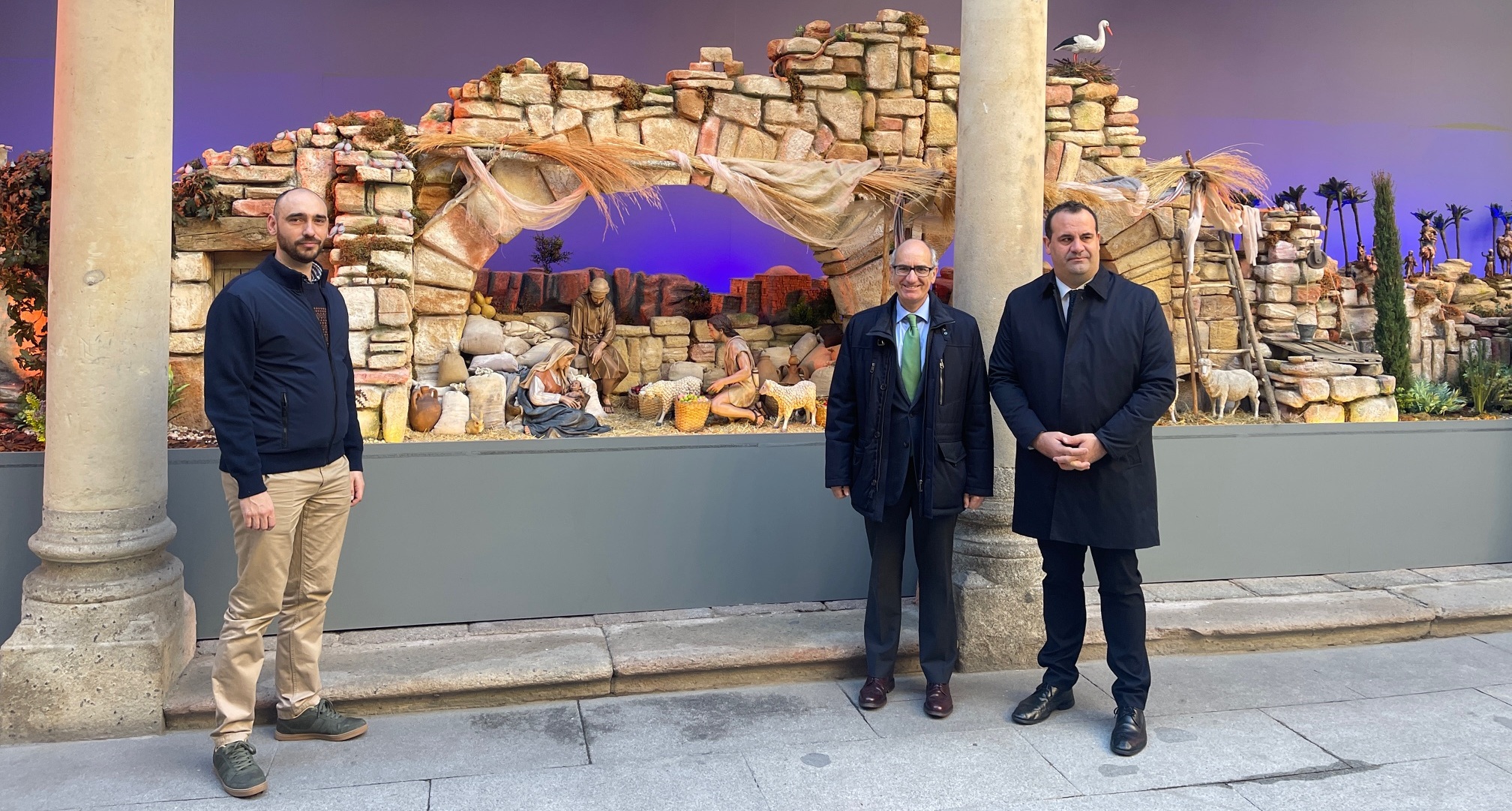 El presidente de la Diputación de Salamanca, Javier Iglesias, el diputado de Cultura, David Mingo y Jesús de Luis Araújo, representante de la Agrupación Belenista La Morana.