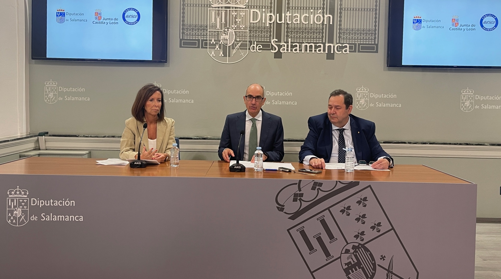 el presidente de la Diputación de Salamanca, Javier Iglesias, la directora general de Comercio y Consumo, María Pettit y el presidente de AESCO, Benjamín Crespo..