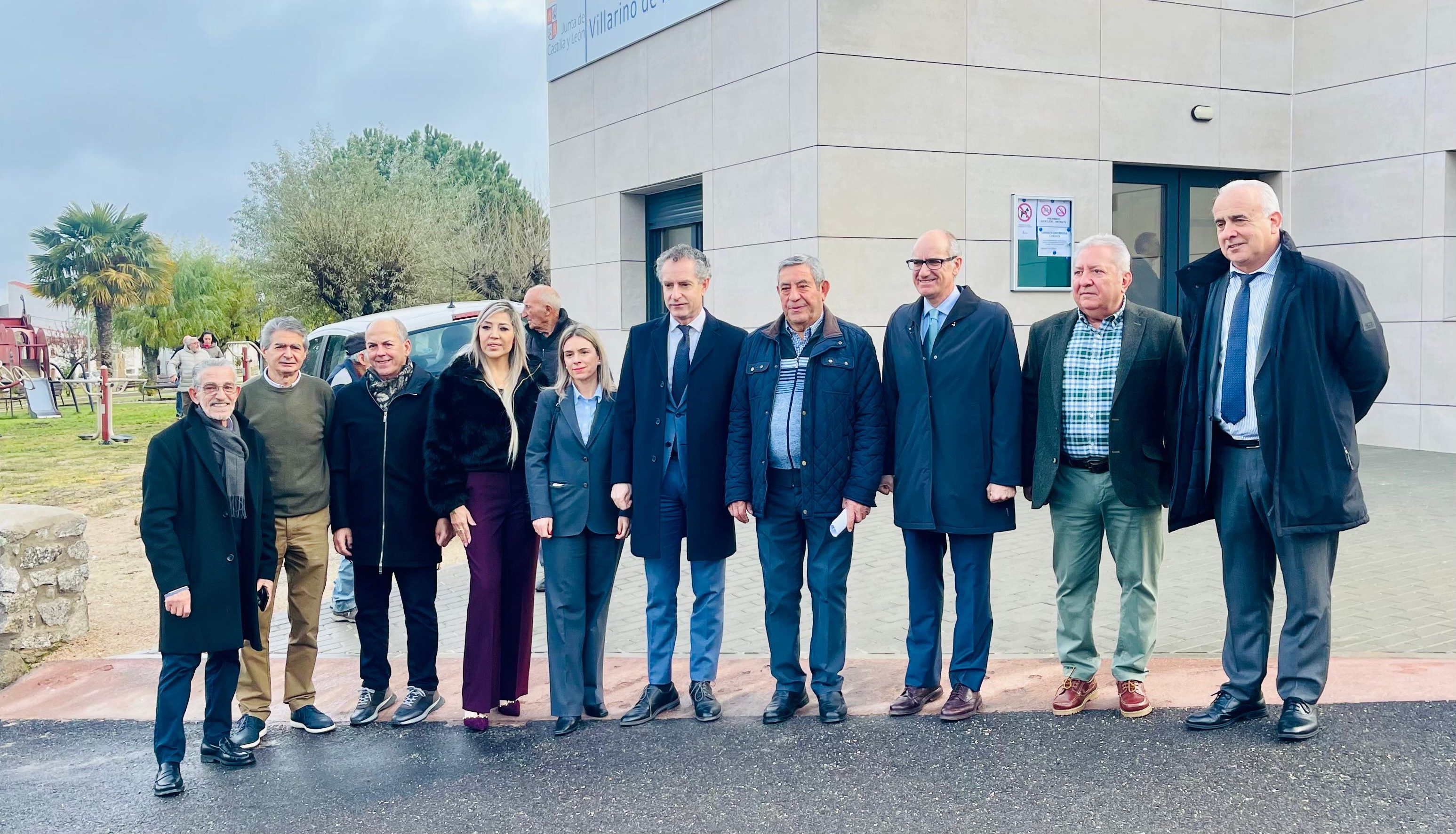 Foto de las autoridades delante del Centro de Guardias Médicas de Villarino.