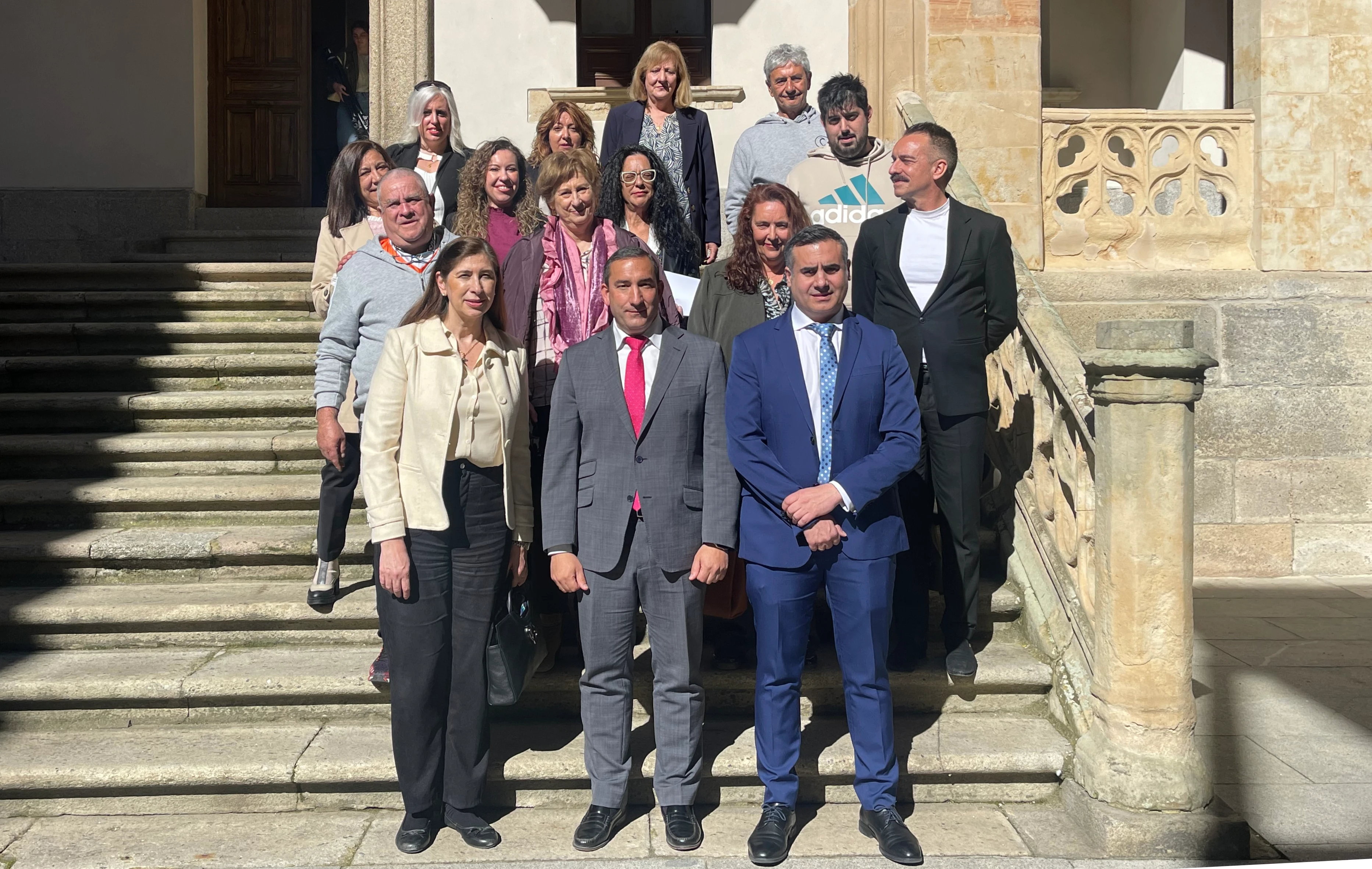 Foto de familia de autoridades, profesores y alumnos participantes.