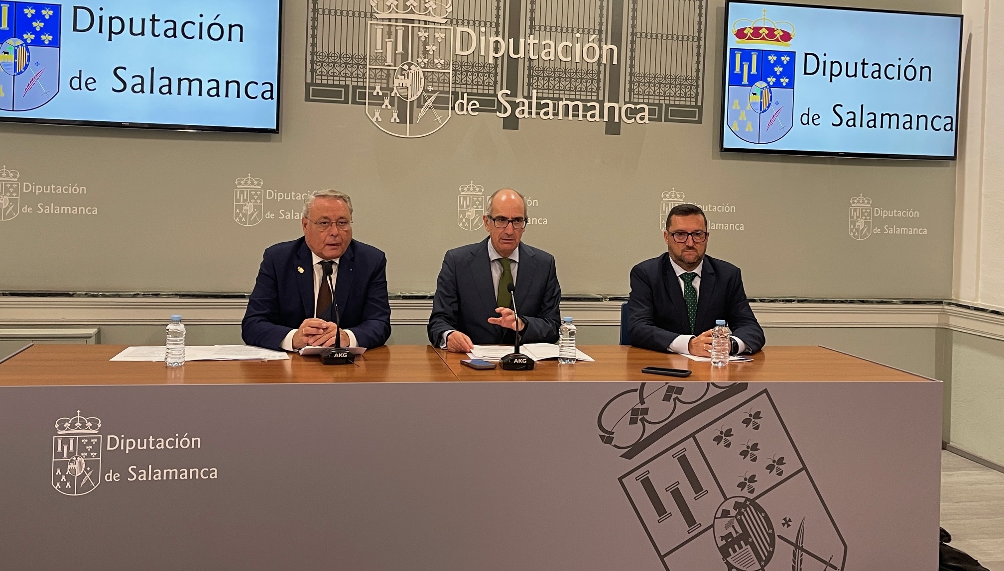 El presidente de la Diputación de Salamanca Javier Iglesias, el decano del Colegio de la Abogacía, Miguel del Castillo y el diputado de Asistencia a Municipios, Santiago Castañeda.