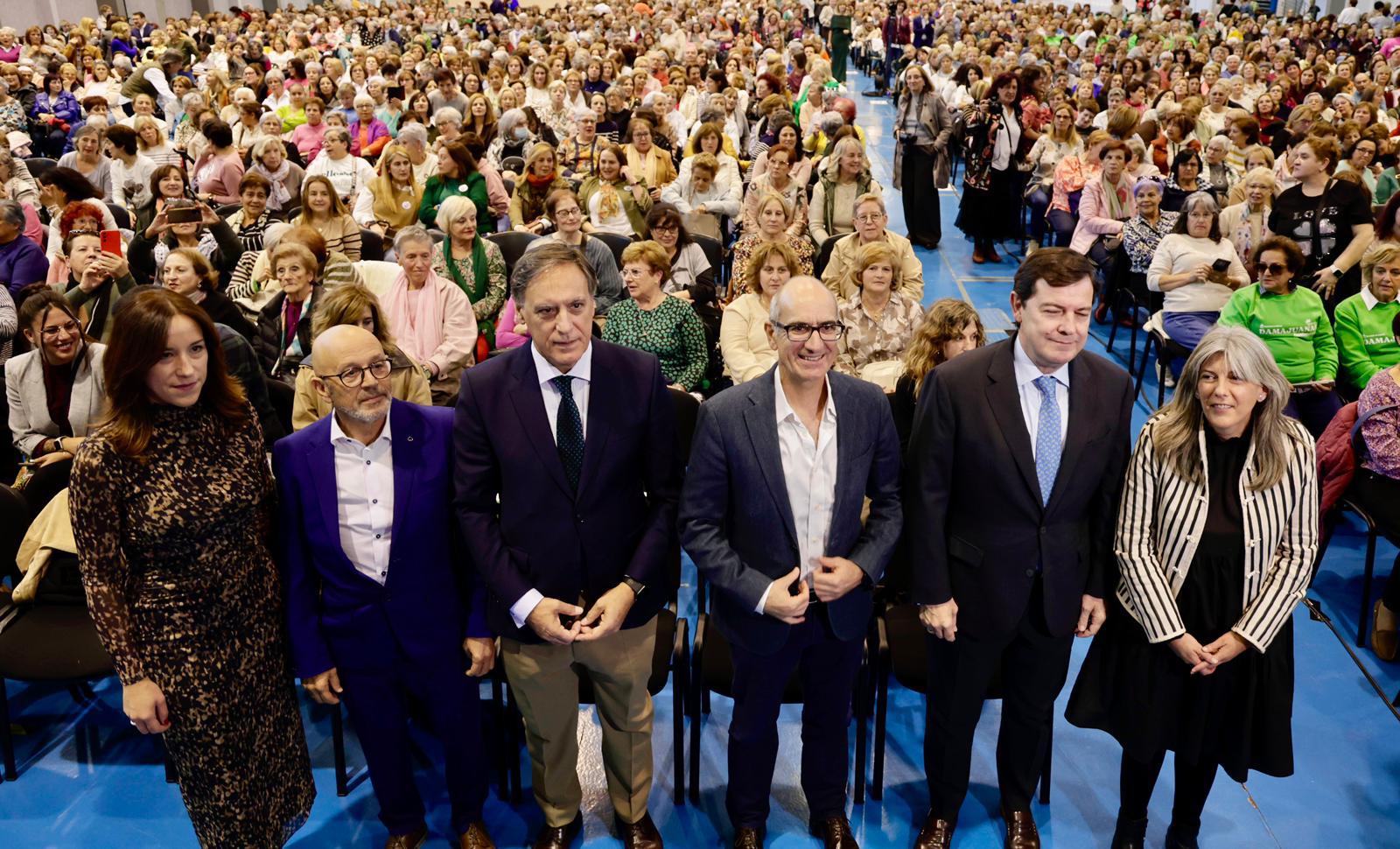 Foto de autoridades y mujeres asistentes al acto.