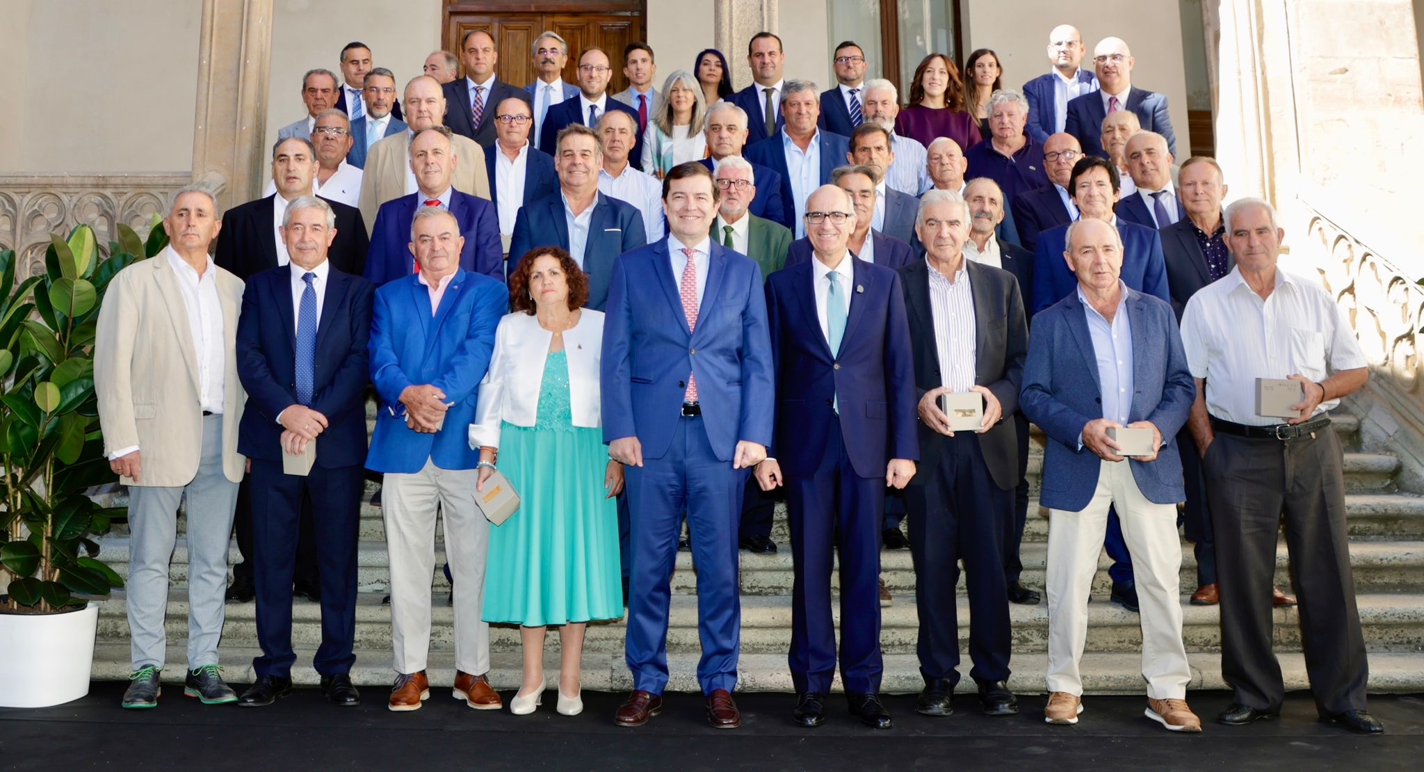 Foto de familia de autoridades y alcaldes homenajeados.