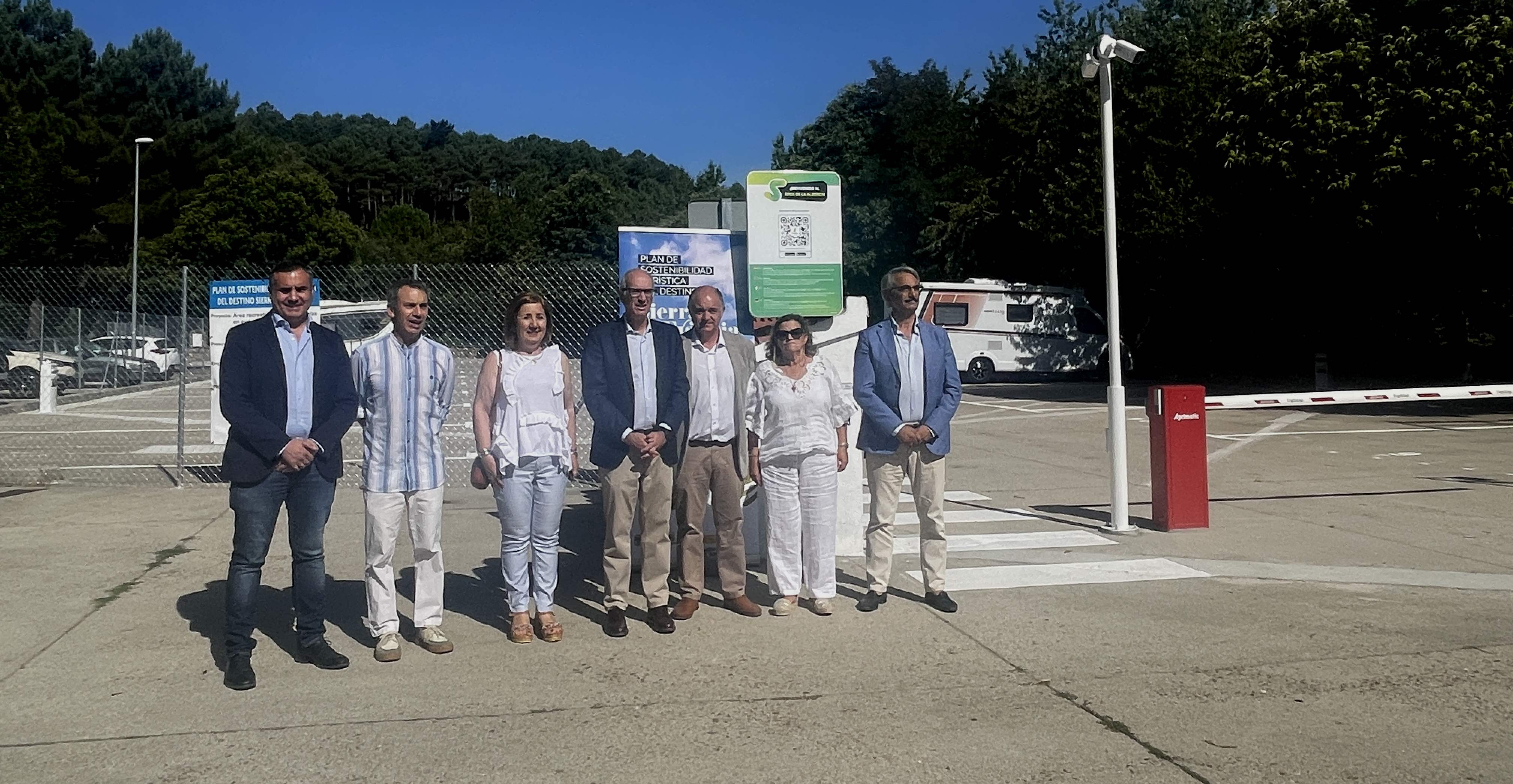Autoridades durante la presentación del parking de autocaravanas en La Alberca.