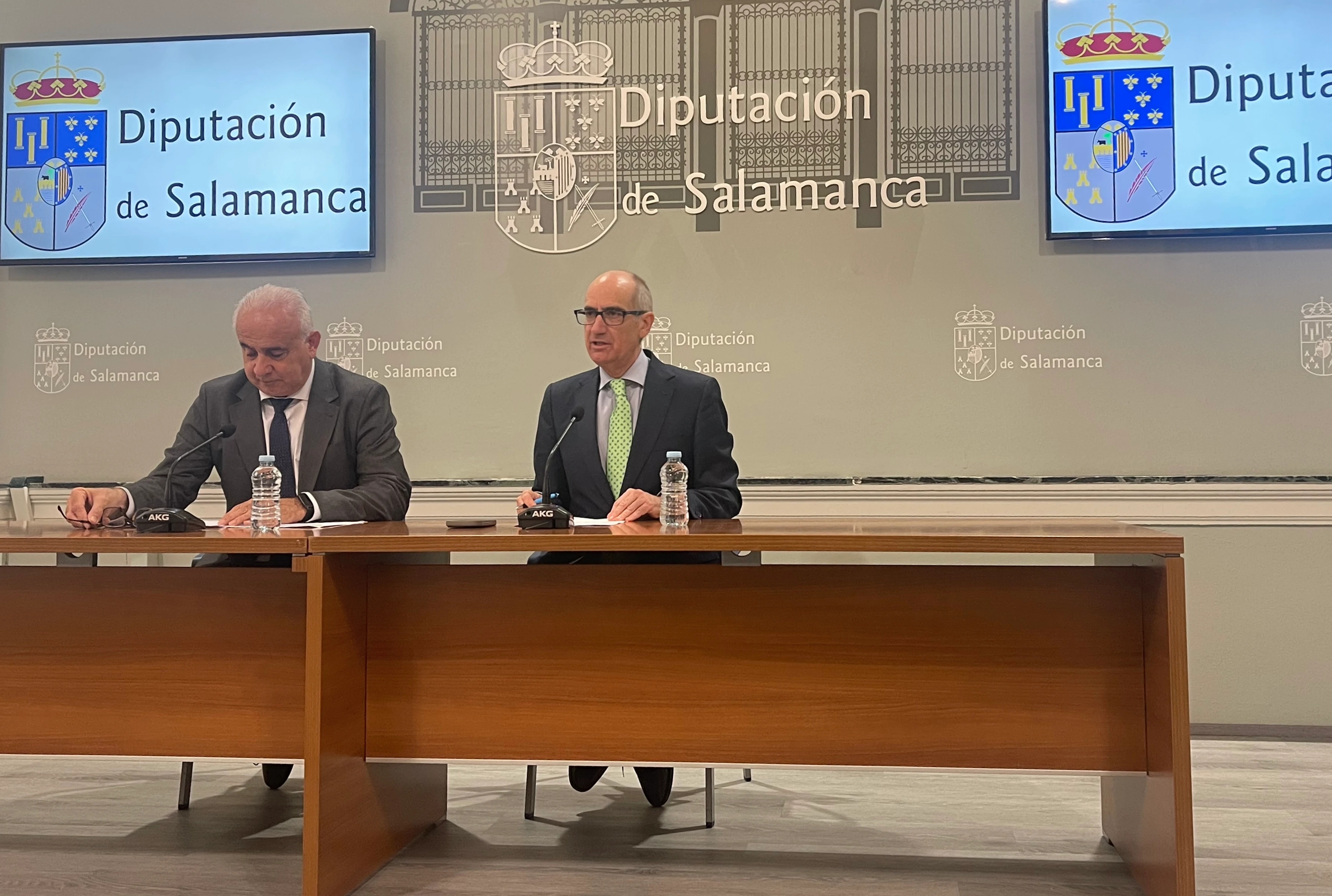 El presidente de la Diputación, Javier Iglesias, y el diputado de carreteras. Jesús María Ortiz.