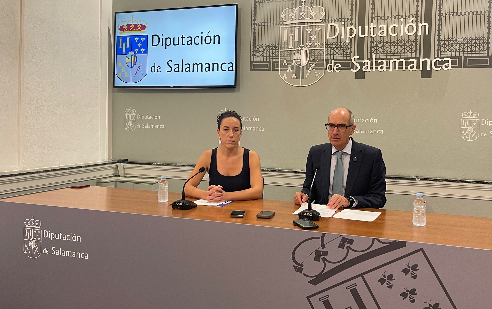 El presidente de la Diputación de Salamanca, Javier Iglesias, acompañado de la diputada de Fomento y Medio Ambiente, Pilar Sánchez.