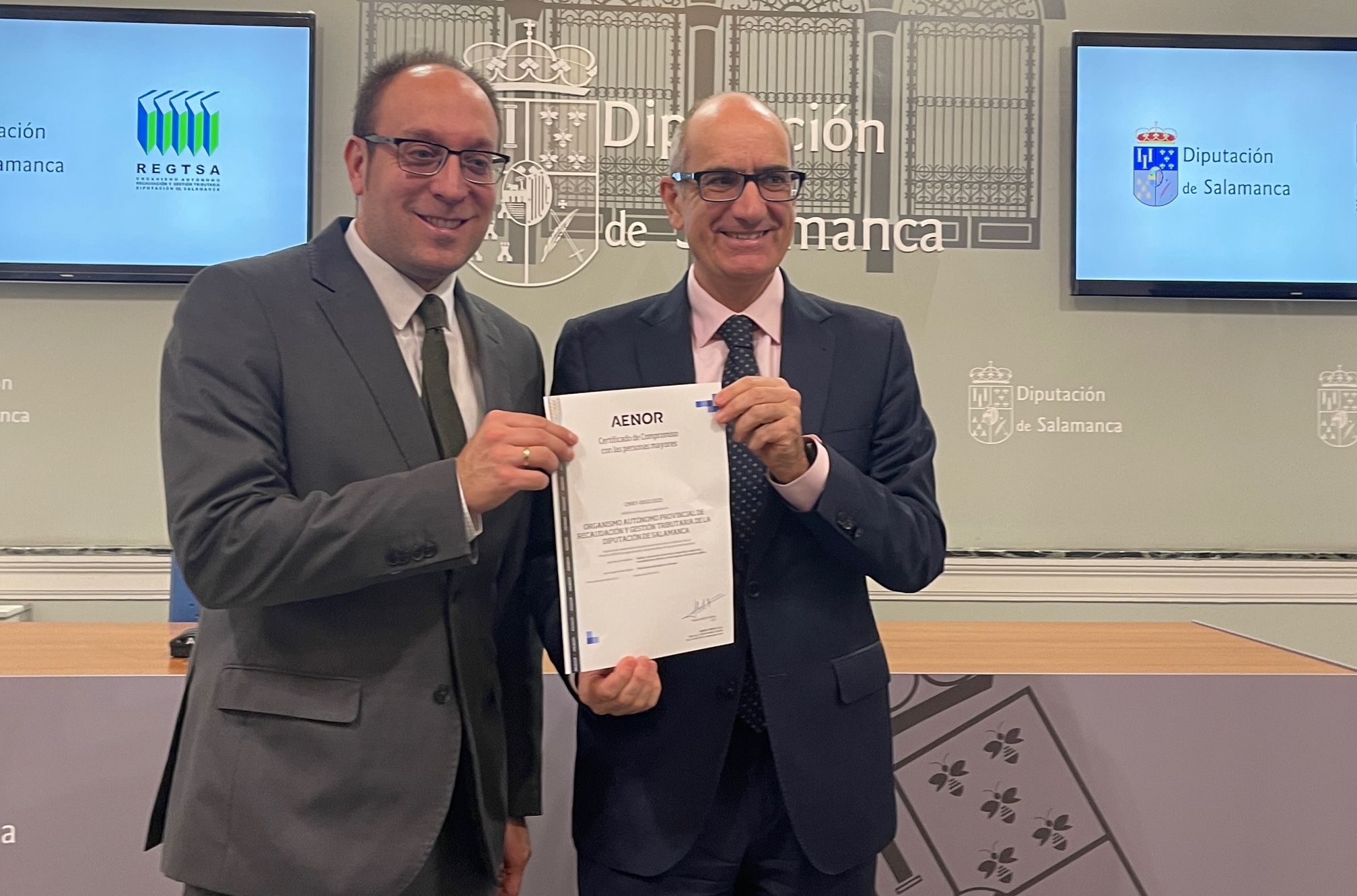 El presidente de la Diputación de Salamanca y del Organismo Autónomo Regtsa, Javier Iglesias, y el diputado de economía y vicepresidente de Regtsa, Marcos Iglesias, con el certificado recibido de AENOR.